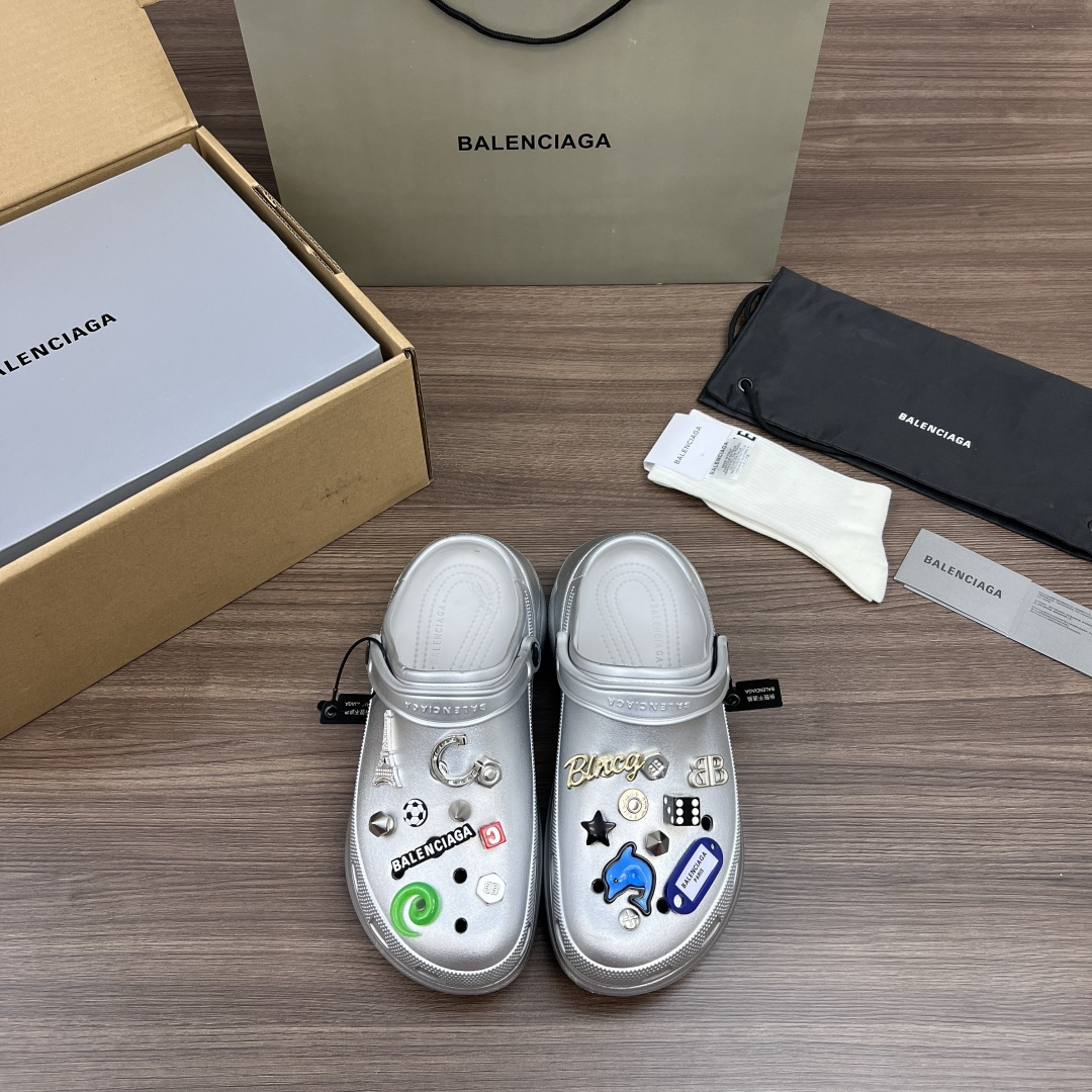 NO:408352,Top version Crocs x Balenciaga, thick-soled round toe, hole shoes, men's silver. Balenciaga co-branded DIY round toe exposed heel, thick-soled slippers/hole shoes. The trend is full~ super fashionable~ the line feels amazing. The casual match is very high-end~ very man and handsome~ the must-have item for summer street explosion!  Men's size 38-45, slippers, balenciaga, balenciaga, slippers19860909顶级版本Crocs x Balenciaga巴黎世家 厚底圆头 洞洞鞋 男款 银色. 巴黎世家联名款DIY圆头露跟 厚底拖鞋/洞洞鞋.潮流感拉满～超级时髦～线条感绝了 随便搭配非常高级～非常Man又帅气～夏天炸街必备单品！ 男款38-45码,拖鞋,balenciaga,balenciaga,slippers,Women's Shoes