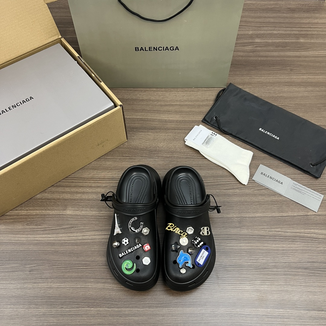 NO:408355,Top version Crocs x Balenciaga Balenciaga thick-soled round toe, hole shoes, men's black. Balenciaga co-branded DIY round toe exposed heels, thick-soled slippers/hole shoes. The trend is full~ super fashionable~ the lines are amazing. The casual match is very high-end~ very man and handsome~ the must-have item for summer street explosion!  Men's size 38-45, slippers, balenciaga, balenciaga, slippers19860909顶级版本Crocs x Balenciaga巴黎世家 厚底圆头 洞洞鞋 男款 黑色. 巴黎世家联名款DIY圆头露跟 厚底拖鞋/洞洞鞋.潮流感拉满～超级时髦～线条感绝了 随便搭配非常高级～非常Man又帅气～夏天炸街必备单品！ 男款38-45码,拖鞋,balenciaga,balenciaga,slippers,Women's Shoes