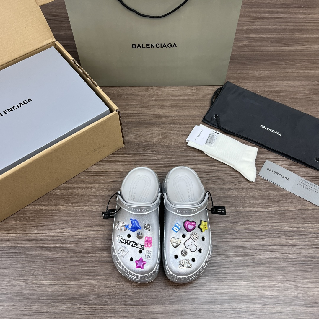 NO:408358,Top version Crocs x Balenciaga, thick-soled round toe, hole shoes, women's silver. Balenciaga co-branded DIY round toe exposed heel, thick-soled slippers/hole shoes. The trend is full~ super fashionable~ the line feels amazing. The casual match is very high-end~ very man and handsome~ the must-have item for summer street explosion!  Women's size 35-40, slippers, balenciaga, balenciaga, slippers19860909顶级版本Crocs x Balenciaga巴黎世家 厚底圆头 洞洞鞋 女款 银色. 巴黎世家联名款DIY圆头露跟 厚底拖鞋/洞洞鞋.潮流感拉满～超级时髦～线条感绝了 随便搭配非常高级～非常Man又帅气～夏天炸街必备单品！ 女款35-40码,拖鞋,balenciaga,balenciaga,slippers,Women's Shoes