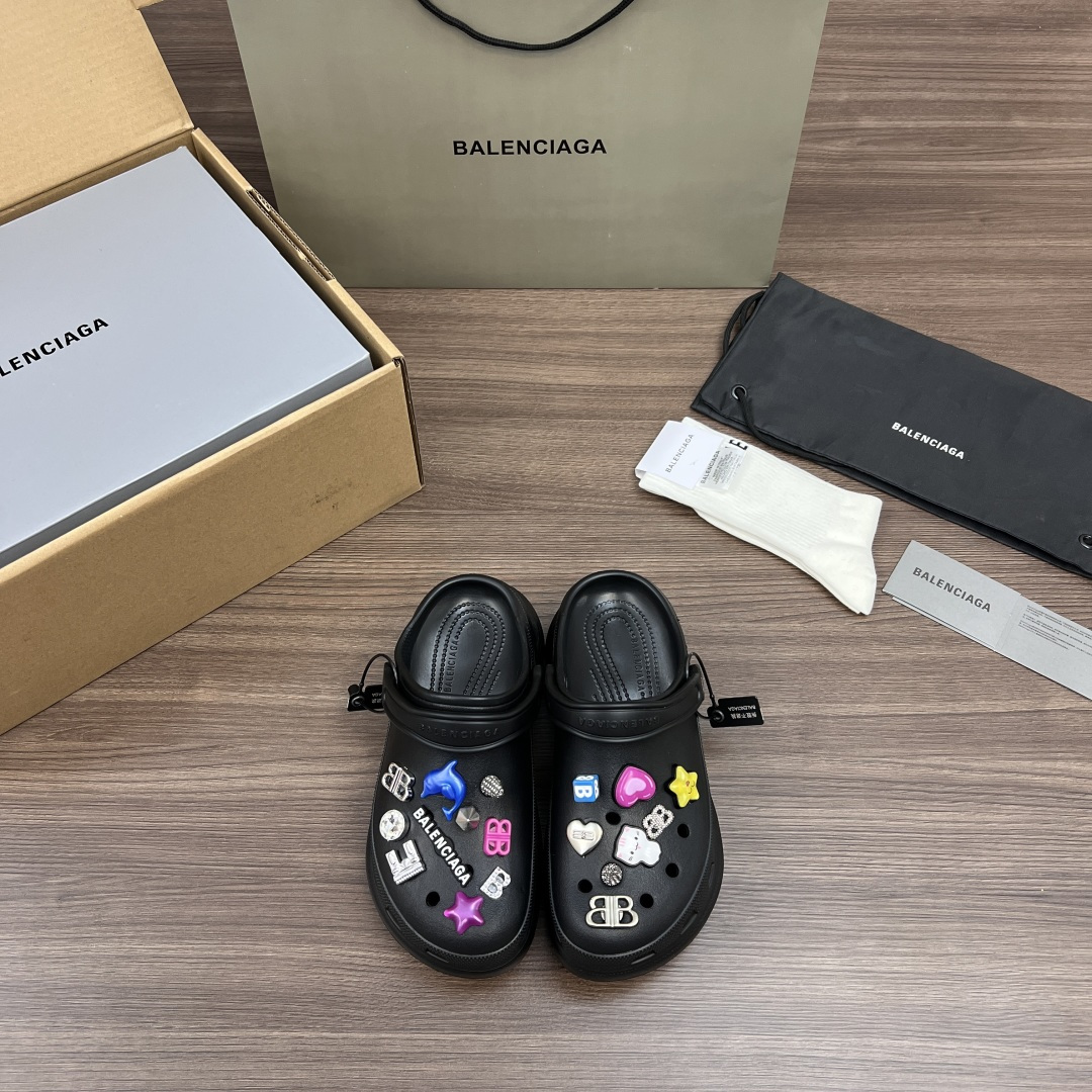 NO:408361,Top version Crocs x Balenciaga Balenciaga thick-soled round toe, hole shoes for women, black. Balenciaga co-branded DIY round toe exposed heel, thick-soled slippers/hole shoes. Trendy and full of ~ super fashionable ~ the line feels amazing. The casual match is very high-end ~ very man and handsome ~ a must-have item for summer street explosion!  Women's size 35-40, slippers, balenciaga, balenciaga, slippers19860909顶级版本Crocs x Balenciaga巴黎世家 厚底圆头 洞洞鞋 女款 黑色. 巴黎世家联名款DIY圆头露跟 厚底拖鞋/洞洞鞋.潮流感拉满～超级时髦～线条感绝了 随便搭配非常高级～非常Man又帅气～夏天炸街必备单品！ 女款35-40码,拖鞋,balenciaga,balenciaga,slippers,Women's Shoes