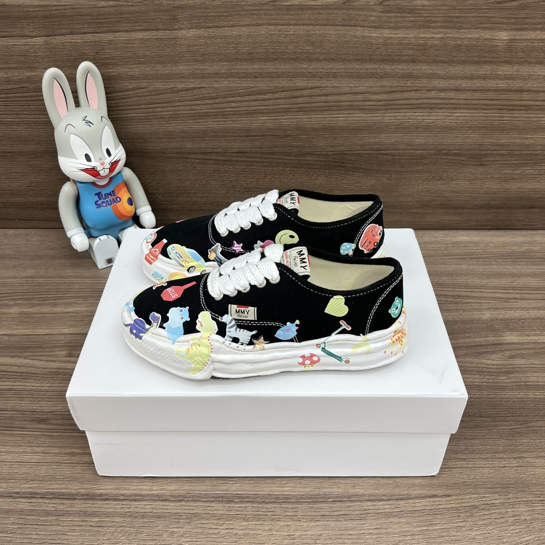NO:420029,Top version MIHARA YASUHIRO Baker OG Sole Sticker Printing Low Top Canvas Shoes Men and Women's Styles Item Number: A14FW745 Fabric uses high-density canvas, outsole foam combination, outsole, inner mesh, breathable and sweat-absorbing pattern adopts 3D printing technology. Packaging: Full set of Dewu accessories reinforced Dewu box packaging!  Number of codes: 35-45 codes!  ,casual shoes/sports shoes,mmy,sneakers19860909顶级版本MIHARA YASUHIRO三原康裕 Baker OG Sole 贴纸印花 低帮 帆布鞋 男女同款 货号: A14FW745 面料采用高密度帆布 大底发泡组合大底 内里网布透气吸汗 图案采用3D打印技术. 包装:全套得物配件加固得物盒包装！ 码数:35-45码！,休闲鞋/运动鞋,mmy,sneakers,Women's Shoes