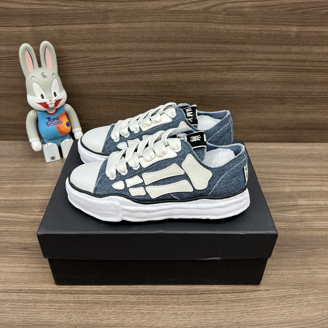 NO:614067,The top version Maison Mihara Yasuhiro x AMIRI Skel-Top Low round-toe lace-up low-top canvas shoes made of high-density canvas and sewn from bone logo pieces. The outsole is made of high-foam rubber outsole!  Number of yards: 35-45 yards!  ,casual shoes/sneakers,amiri,sneakers19860909顶级版本Maison Mihara Yasuhiro x AMIRI Skel-Top Low 圆头系带 低帮 帆布鞋 面料高密度帆布 骨头标志裁片缝制而成 大底高发泡橡胶大底组合成型！ 码数:35-45码！,休闲鞋/运动鞋,amiri,sneakers,Women's Shoes