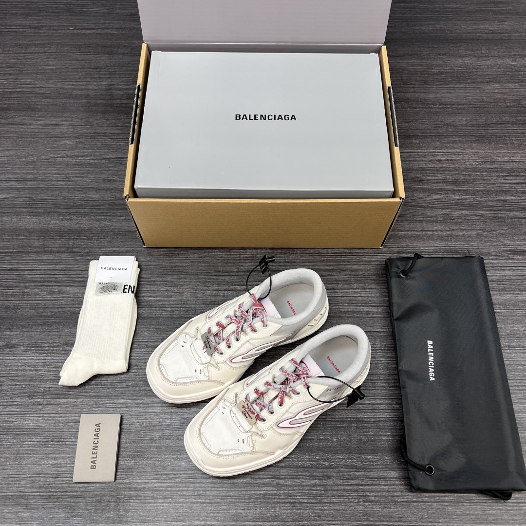 NO:711712,Pure original version of Balenciaga Hamptons Sneaker 18th generation Balenciaga sneakers. Continuing the trend of old running shoes, the shoe body is made of polyester fiber, nylon, TPU and polyurethane. The shoe body is made of polyester fiber, nylon, TPU and polyurethane. It is a higher level in terms of appearance and comfort and lightness. The upper is full of old traces, frayed edges, exposed stitching, asymmetrical details and scratches and other details processing, creating a retro style. Packaging: A full set of accessories reinforced aircraft box packaging plus 20  Size: 35-46 (one size larger),,balenciaga,balenciaga,sneakers19860909纯原版本Balenciaga Hamptons Sneaker巴黎世家十八代运动鞋. 延续潮流跑鞋做旧老爹鞋,鞋身由聚酯纤维、尼龙、 TPU 和聚氨酯制成,不管是从外观还是舒适轻盈度都更上一个台阶,鞋面满是做旧痕迹,磨损边缘 裸露车线,不对称细节与刮痕等细节处理,营造出复古风格 包装:全套得物配件加固飞机盒包装 另加20 码数:35-46码(偏大一个码）,,balenciaga,balenciaga,sneakers,Men's shoes
