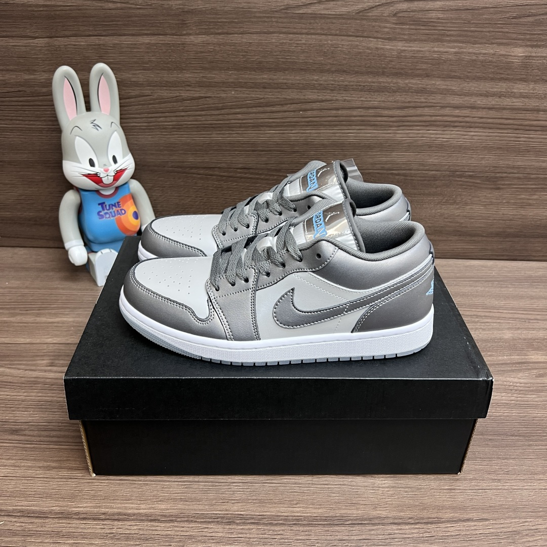 NO:706661,Top version of Jordan Air Jordan 1, classic and comfortable low-top basketball shoes, silver gray, same style for men and women. Fabric: first-layer cowhide, high-density fabric wrapped inside high-elastic sponge. Outsole: rubber combination outsole!  Size 36-46 (including half size) Full set of gift cards, poison buckles, cotton socks, poison box., casual shoes/sports shoes, sneakers, cowhide19860909顶级版本Jordan Air Jordan 1 经典舒适 低帮 篮球鞋 银灰 男女同款. 面料:头层牛皮 内里高密度织布包裹高弹力海绵 大底:橡胶组合大底！ 码数36-46（含半码） 全套得物包装毒卡 毒扣 棉袜 毒盒.,休闲鞋/运动鞋,sneakers,cowhide,Women's Shoes