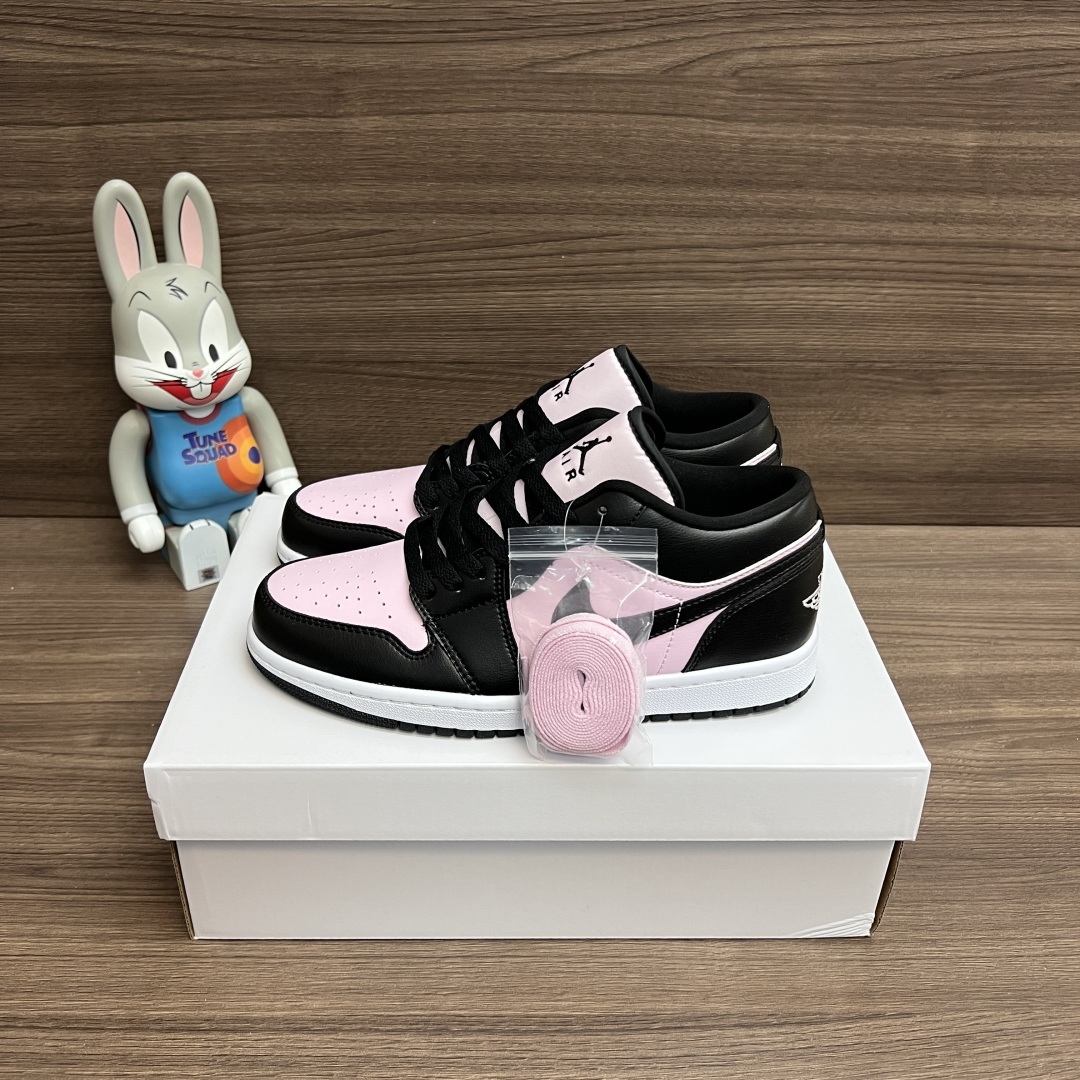 NO:706663,Top version of Jordan Air Jordan 1, classic, comfortable, breathable, low-top, retro basketball shoes, black and pink, same for men and women. Fabric: first-layer cowhide, high-density fabric wrapped inside high-elastic sponge, outsole: rubber combination outsole!  Size 36-46 (including half size) Full set of gift cards, poison buckles, cotton socks, poison box., casual shoes/sports shoes, sneakers, cowhide19860909顶级版本Jordan Air Jordan 1 经典舒适 透气 低帮 复古篮球鞋 黑粉男女同款. 面料:头层牛皮 内里高密度织布包裹高弹力海绵 大底:橡胶组合大底！ 码数36-46（含半码） 全套得物包装毒卡 毒扣 棉袜 毒盒.,休闲鞋/运动鞋,sneakers,cowhide,Women's Shoes