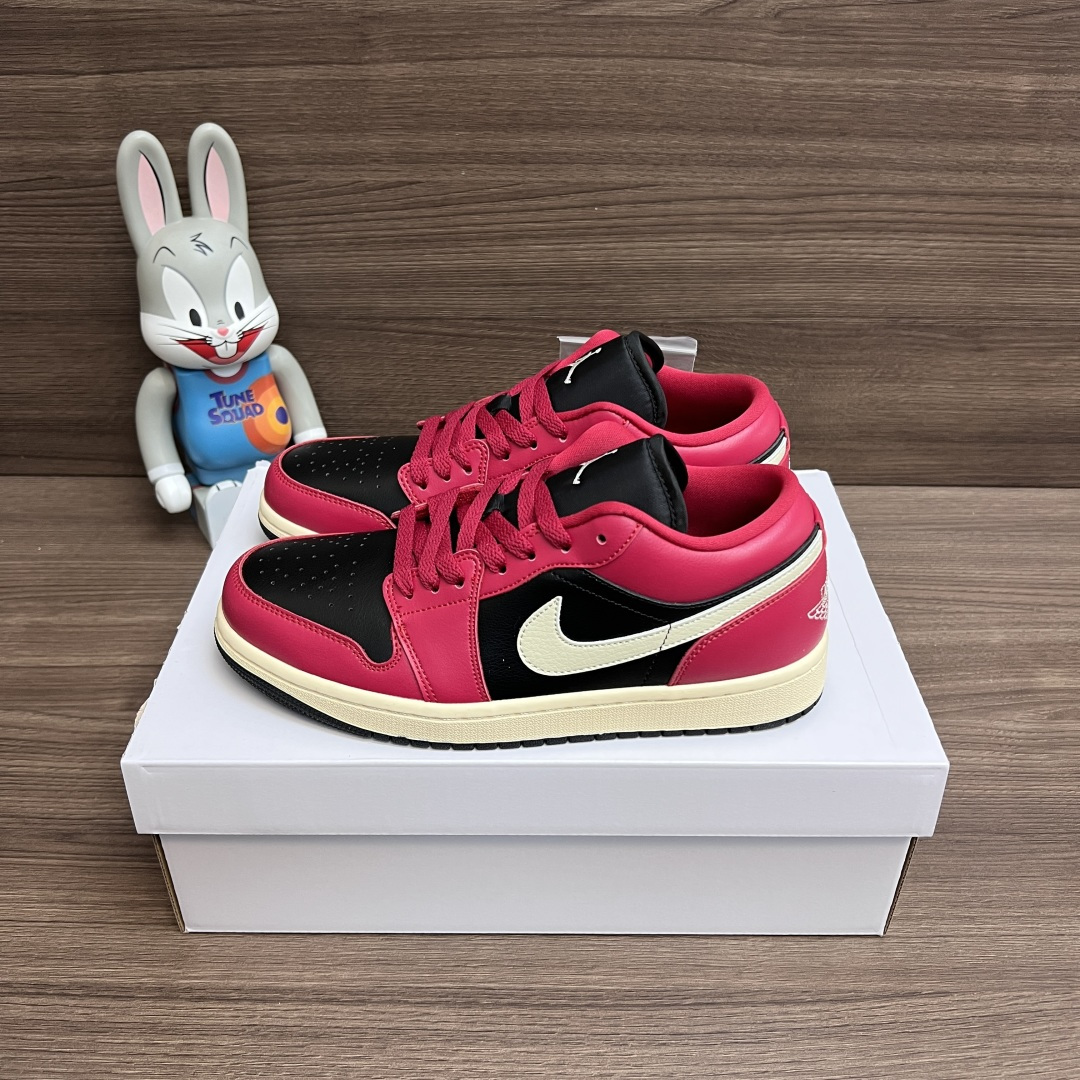 NO:706665,The top version of Jordan Air Jordan 1, comfortable and soft, low-top retro basketball shoes, black and red, same style for men and women!  Fabric: First-layer cowhide, high-density fabric lining and high-elastic sponge. Outsole: Rubber combination outsole!  Size 36-46 (including half size) Full set of gift cards, poison buckles, cotton socks, poison box., casual shoes/sports shoes, sneakers, cowhide19860909顶级版本Jordan Air Jordan 1 舒适柔软 低帮 复古篮球鞋 黑红色 男女同款！ 面料:头层牛皮 内里高密度织布包裹高弹力海绵 大底:橡胶组合大底！ 码数36-46（含半码） 全套得物包装毒卡 毒扣 棉袜 毒盒.,休闲鞋/运动鞋,sneakers,cowhide,Women's Shoes