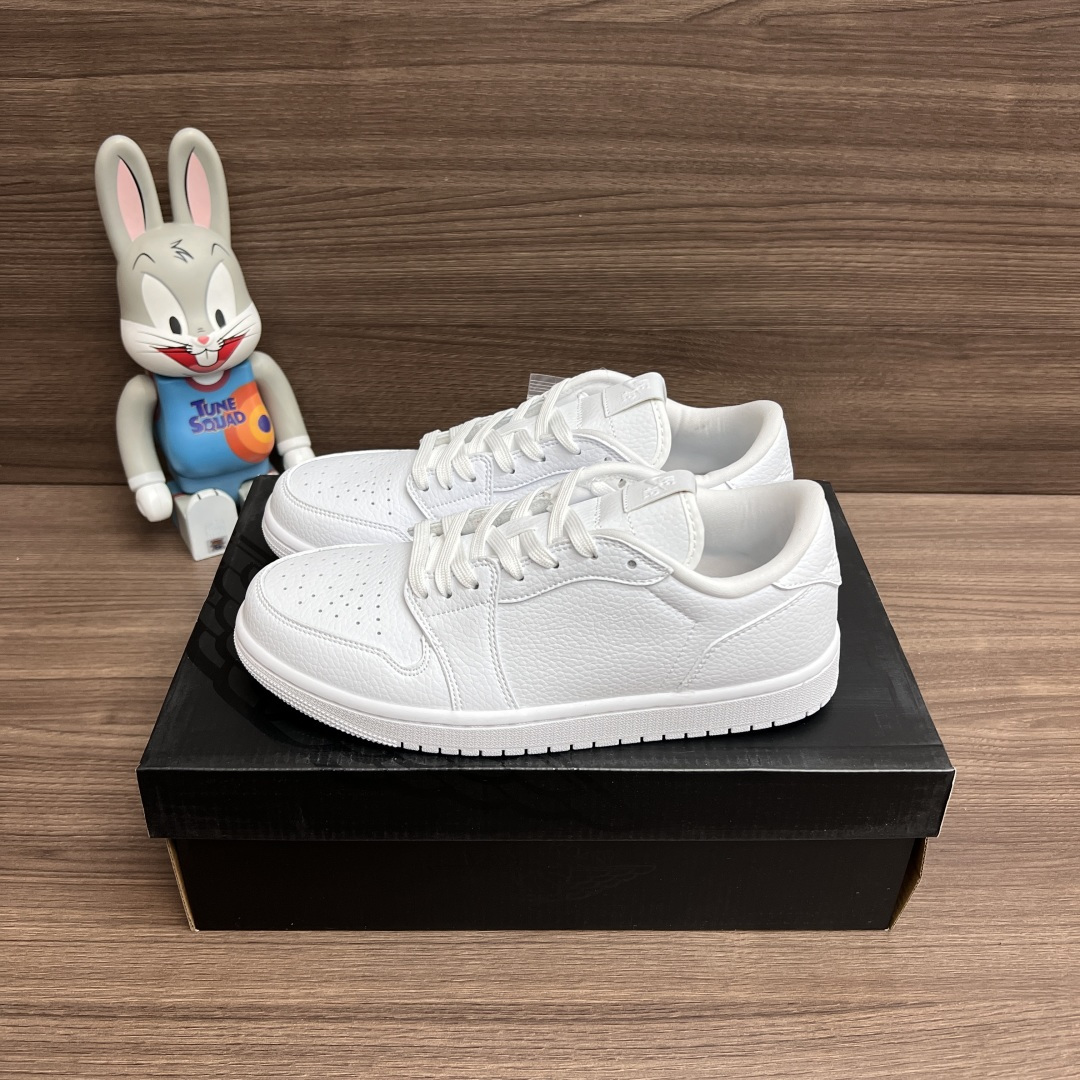 NO:706668,The top version of Jordan Air Jordan 1 Low Golf 'Triple White' classic Logo low-cut sports and casual shoes, pure white, same style for men and women!  Fabric: First-layer cowhide, high-density fabric lining and high-elastic sponge. Outsole: Rubber combination outsole!  Size 36-46 (including half size) Full set of gift cards, poison buckles, cotton socks, poison box., casual shoes/sports shoes, sneakers, cowhide19860909顶级版本Jordan Air Jordan 1 Low Golf 'Triple White'经典Logo 低帮 运动休闲鞋 纯白男女同款！ 面料:头层牛皮 内里高密度织布包裹高弹力海绵 大底:橡胶组合大底！ 码数36-46（含半码） 全套得物包装毒卡 毒扣 棉袜 毒盒.,休闲鞋/运动鞋,sneakers,cowhide,Women's Shoes