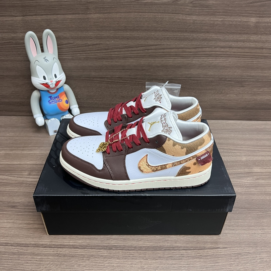 NO:706676,The top version of Jordan Air Jordan 1, limited to the Year of the Horse, CNY New Year model, comfortable fit, low-top retro basketball shoes, tan, same style for men and women!  Fabric: First-layer cowhide, high-density fabric lining and high-elastic sponge. Outsole: Rubber combination outsole!  Size 36-46 (including half size) Full set of gift cards, poison buckles, cotton socks, poison box., casual shoes/sports shoes, sneakers, cowhide19860909顶级版本Jordan Air Jordan 1 马年限定 CNY新年款 舒适贴合 低帮 复古篮球鞋 棕褐色男女同款！ 面料:头层牛皮 内里高密度织布包裹高弹力海绵 大底:橡胶组合大底！ 码数36-46（含半码） 全套得物包装毒卡 毒扣 棉袜 毒盒.,休闲鞋/运动鞋,sneakers,cowhide,Women's Shoes