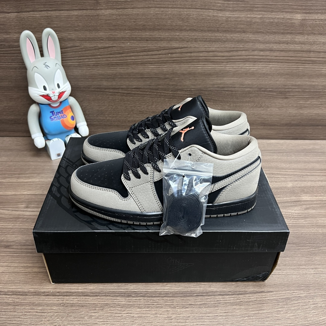 NO:706679,The top version of Jordan Air Jordan 1 SE, comfortable fit, low-cut children's basketball shoes, brown and black, same style for men and women!  Fabric: First-layer cowhide, high-density fabric lining and high-elastic sponge. Outsole: Rubber combination outsole!  Size 36-46 (including half size) Full set of gift cards, poison buckles, cotton socks, poison box., casual shoes/sports shoes, sneakers, cowhide19860909顶级版本Jordan Air Jordan 1 SE 舒适贴合 低帮 儿童篮球鞋 棕黑 男女同款！ 面料:头层牛皮 内里高密度织布包裹高弹力海绵 大底:橡胶组合大底！ 码数36-46（含半码） 全套得物包装毒卡 毒扣 棉袜 毒盒.,休闲鞋/运动鞋,sneakers,cowhide,Women's Shoes