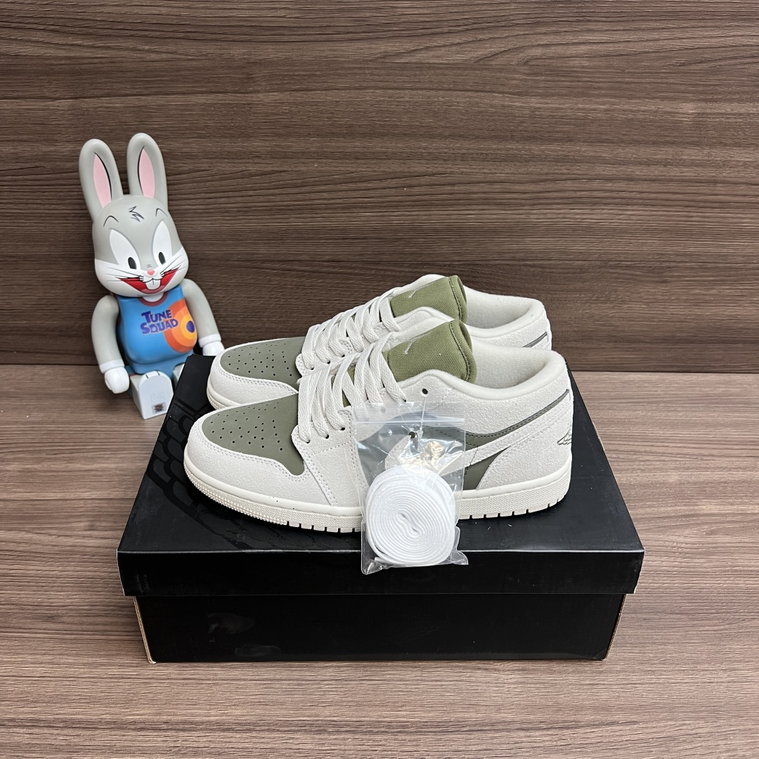 NO:706681,The top version of Jordan Air Jordan 1 SE is versatile, comfortable, wear-resistant, low-top, retro basketball shoes, white and green, same style for men and women!  Fabric: First-layer cowhide, high-density fabric lining and high-elastic sponge. Outsole: Rubber combination outsole!  Size 36-46 (including half size) Full set of gift cards, poison buckles, cotton socks, poison box., casual shoes/sports shoes, sneakers, cowhide19860909顶级版本Jordan Air Jordan 1 SE 百搭舒适 耐磨 低帮 复古篮球鞋 白绿 男女同款！ 面料:头层牛皮 内里高密度织布包裹高弹力海绵 大底:橡胶组合大底！ 码数36-46（含半码） 全套得物包装毒卡 毒扣 棉袜 毒盒.,休闲鞋/运动鞋,sneakers,cowhide,Women's Shoes