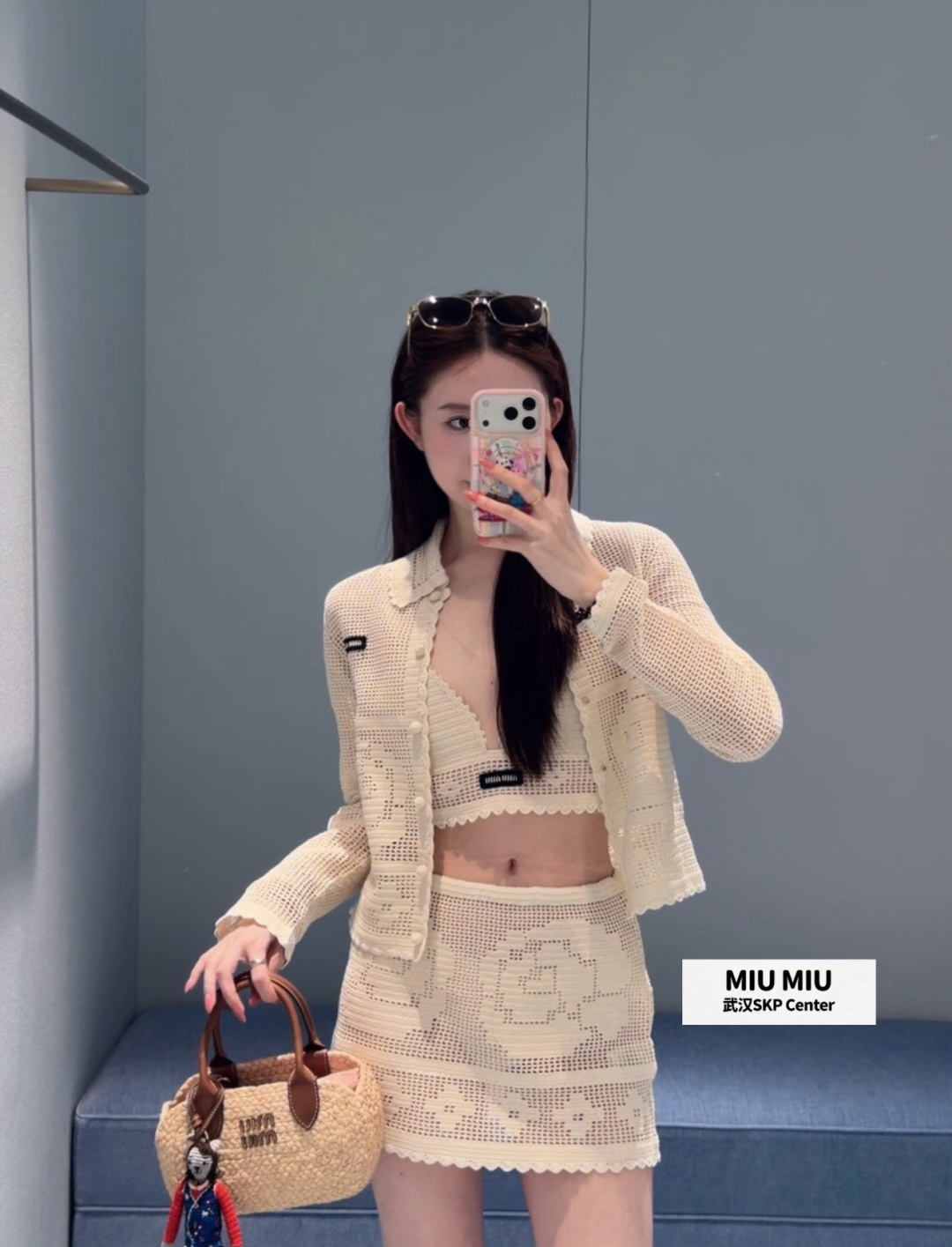 NO:909665,Miu Miu 26SS series hollow knitted cardigan has off-white crochet craftsmanship, exquisite hollow patterns + wavy edges on the lapel, full of retro girly feeling. Short cut, embellished with pearl buttons, it has a gentle atmosphere when worn alone or layered with a tube top. The hollow design is breathable, very suitable for spring and summer, and it can also protect from the sun~ Pair it with a high-waisted skirt or jeans, and you can easily get elegant and casual Miu Miu style, miumiu, skirts, jeans,19860909Miu Miu 26SS系列镂空针织开衫 米白色钩织工艺,精致镂空花纹+翻领波浪边,复古少女感满满.短款剪裁,珍珠纽扣点缀,单穿或叠搭抹胸都很温柔氛围.镂空设计透气,春夏穿超适合,还能防晒哦～搭配高腰裙或牛仔裤,轻松get优雅随性Miu Miu风,,miumiu,skirts,jeans,,Women's clothing