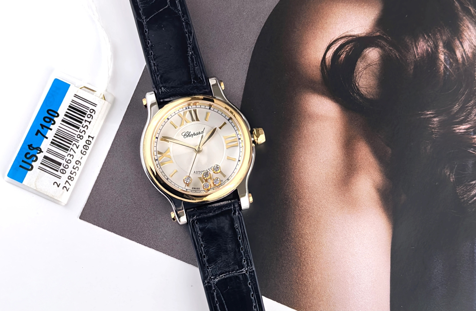 NO:725920,NR Factory Chopard Hay Sort 30mm Mechanical Watch｜Happiness on the wrist, fall in love at a glance. The fairy watch that all the sisters have been asking about is here!   The new Chopard Hay Sort 30mm mechanical watch launched by NR Factory, this time the new gold color is really beautiful!  The water chestnuts on the case are sharply polished, and the luster under the sun is directly full. You can tell it is made by a famous manufacturer when you first put it on. The details of the dial can stand up to a magnifying glass and the letters are electroplated with K gold. The Roman scale is clear and three-dimensional, the printing is full and prominent, and the texture is no different from the original. The most agile ones are the rotating diamonds, which dance freely with the wrist when you raise your hand. Who knows the feeling of wearing 'Happiness' on your hand!   Three American crocodile leather straps are available in black for a calm and versatile look, blue for a relaxed feel, and red for a bright and eye-catching look. The quick-release design allows for a choice of styles, and is perfect for commuting, dating, and parties. It is extremely cost-effective, so you can have this luxury on your wrist, and this wave of cost-effectiveness is a direct hit!  ,,chopard,crocodile skin,gold19860909NR厂萧邦Hay Sort 30mm机械表｜腕间欢愉,一眼沦陷  姐妹们都在问的神仙腕表来了！  NR厂全新推出的萧邦Hay Sort 30mm机械表,这次的间黄金新配色真的美到犯规！表壳菱角打磨得利落分明,阳光下的光泽感直接拉满,上手就知道是大厂工艺.  表盘细节更是经得起放大镜看字面字钉电镀K金,罗马刻度清晰立体,印刷饱满突出,质感和正品毫无差别.最灵动的就是那几颗会旋转的钻石,抬手间就跟着手腕自在舞动把“快乐”戴在手上的感觉谁懂啊！  三条美洲鳄鱼皮表带可选黑色沉稳百搭,蓝色自带松弛感,红色明艳吸睛,快拆设计让风格可选,通勤、约会、派对都能完美适配.  性价比极高,就能拥有这份腕间奢华,这波性价比直接拉满！,,chopard,crocodile skin,gold,Watch