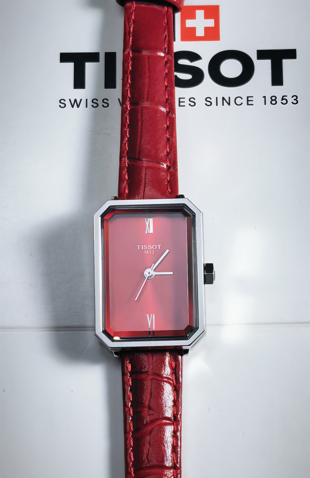 NO:822727,Who can refuse the same Tissot beauty as Yu Shuxin?  I understood it the moment I started using it. The octagonal square plate understands girls too well!  The neat lines are just stuck in the thinnest part of the wrist, with the magic effect of 'slimming the wrist directly', gentle and skinny, Yu Shuxin's same style has a French retro feel, and it has a relaxed and delicate feeling when paired with shirts, T-shirts and skirts. Three colors, each one hits the aesthetic mark!   ①-The red version is the same main color as Yu Shuxin’s!  The burgundy sunburst dial is bright and unobtrusive, and the gradient luster under the sun is absolutely stunning. The yellow skin will turn white to two degrees when worn, and it will super boost your complexion when worn daily. ②The white mother-of-pearl model is gentle and wears the zodiac sign!  The natural white mother-of-pearl dial has a unique gentleness in its texture. It is matched with a rose gold case and has its own fine soft light. It can be worn for commuting and has a perfect temperament. ③The black mother-of-pearl model is exclusive to Cool Sa Sister!  The black mother-of-pearl dial has a mysterious and cool tone, paired with a gold case and diamond-decorated scales. It is low-key and aura, and it is very suitable for Yu Shuxin’s private server style. Her appearance is online, and her strength is also perfunctory!  The original Swiss ETA902.101 movement is accurate and worry-free; the Italian imported cowhide strap, with delicate crocodile pattern embossing, is soft and does not stretch on the wrist, and the texture is directly full.,,tissot,skirts,shirts,tees,t-shirt,cowhide19860909谁能拒绝虞书欣同款天梭小美人啊！上手的瞬间就懂了 八角方盘也太懂女生了！ 利落的线条刚好卡在手腕最细的地方,自带“手腕直接瘦一圈”的魔法效果,温柔又有骨感,虞书欣同款法式复古感直接拉满,搭衬衫、T恤、小裙子都自带松弛精致感.  三款配色,每一款都戳中审美！  ①-红盘款虞书欣同款主打色！酒红太阳纹表盘,明艳又不张扬,阳光下的渐变光泽绝了,黄皮戴上直接白两个度,日常戴超提气色 ②白贝母款温柔挂本命款！天然白贝母表盘,每一块的纹理都是独一份的温柔,搭配玫瑰金表壳,自带细碎柔光,通勤戴气质直接封神 ③黑贝母款酷飒姐姐专属！黑贝母表盘自带神秘冷调,搭配金色表壳和钻饰刻度,低调又有气场,和虞书欣的私服风格适配度超高  颜值在线,实力也不敷衍！ 瑞士原装ETA902.101机芯,走时精准又省心；意大利进口牛皮表带,细腻鳄鱼纹压花,上手柔软不勒腕,质感直接拉满.,,tissot,skirts,shirts,tees，t-shirt,cowhide,Watch
