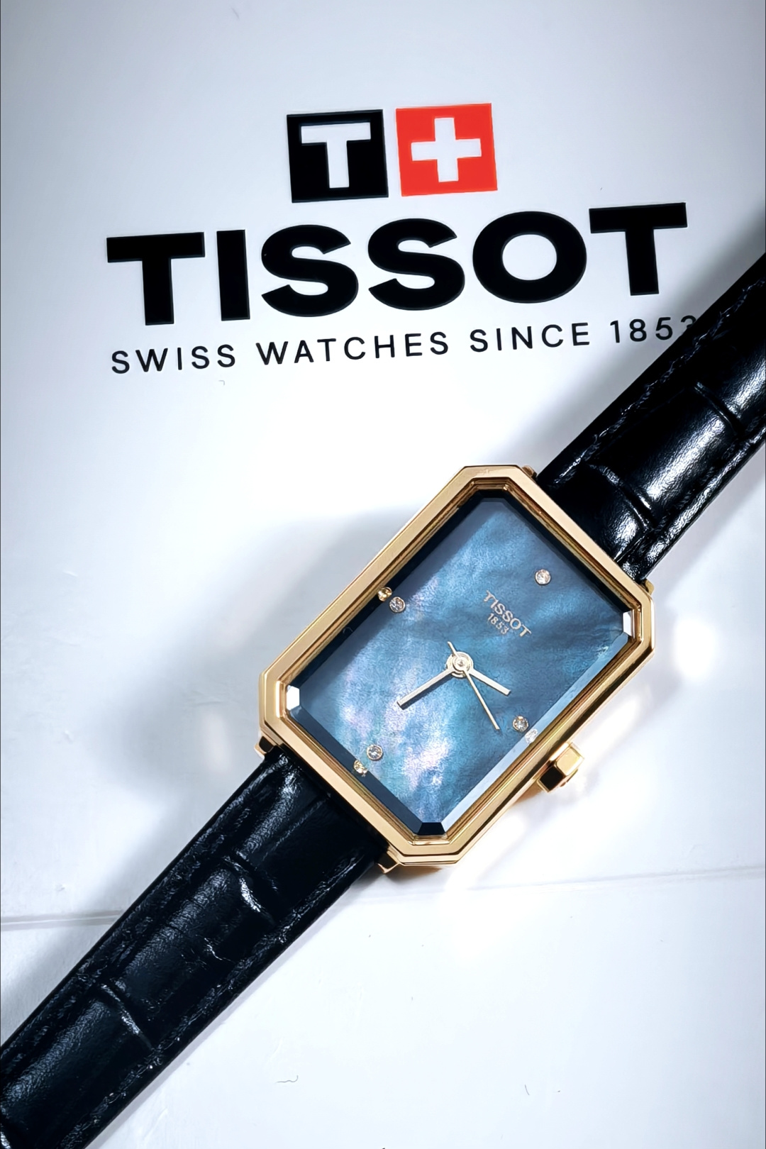 NO:822738,Who can refuse the same Tissot beauty as Yu Shuxin?  I understood it the moment I started using it. The octagonal square plate understands girls too well!  The neat lines are just stuck in the thinnest part of the wrist, with the magic effect of 'slimming the wrist directly', gentle and skinny, Yu Shuxin's same style has a French retro feel, and it has a relaxed and delicate feeling when paired with shirts, T-shirts and skirts. Three colors, each one hits the aesthetic mark!   ①-The red version is the same main color as Yu Shuxin’s!  The burgundy sunburst dial is bright and unobtrusive, and the gradient luster under the sun is absolutely stunning. The yellow skin will turn white to two degrees when worn, and it will super boost your complexion when worn daily. ②The white mother-of-pearl model is gentle and wears the zodiac sign!  The natural white mother-of-pearl dial has a unique gentleness in its texture. It is matched with a rose gold case and has its own fine soft light. It can be worn for commuting and has a perfect temperament. ③The black mother-of-pearl model is exclusive to Cool Sa Sister!  The black mother-of-pearl dial has a mysterious and cool tone, paired with a gold case and diamond-decorated scales. It is low-key and aura, and it is very suitable for Yu Shuxin’s private server style. Her appearance is online, and her strength is also perfunctory!  The original Swiss ETA902.101 movement is accurate and worry-free; the Italian imported cowhide strap, with delicate crocodile pattern embossing, is soft and does not stretch on the wrist, and the texture is directly full.,,tissot,skirts,shirts,tees,t-shirt,cowhide19860909谁能拒绝虞书欣同款天梭小美人啊！上手的瞬间就懂了 八角方盘也太懂女生了！ 利落的线条刚好卡在手腕最细的地方,自带“手腕直接瘦一圈”的魔法效果,温柔又有骨感,虞书欣同款法式复古感直接拉满,搭衬衫、T恤、小裙子都自带松弛精致感.  三款配色,每一款都戳中审美！  ①-红盘款虞书欣同款主打色！酒红太阳纹表盘,明艳又不张扬,阳光下的渐变光泽绝了,黄皮戴上直接白两个度,日常戴超提气色 ②白贝母款温柔挂本命款！天然白贝母表盘,每一块的纹理都是独一份的温柔,搭配玫瑰金表壳,自带细碎柔光,通勤戴气质直接封神 ③黑贝母款酷飒姐姐专属！黑贝母表盘自带神秘冷调,搭配金色表壳和钻饰刻度,低调又有气场,和虞书欣的私服风格适配度超高  颜值在线,实力也不敷衍！ 瑞士原装ETA902.101机芯,走时精准又省心；意大利进口牛皮表带,细腻鳄鱼纹压花,上手柔软不勒腕,质感直接拉满.,,tissot,skirts,shirts,tees，t-shirt,cowhide,Watch