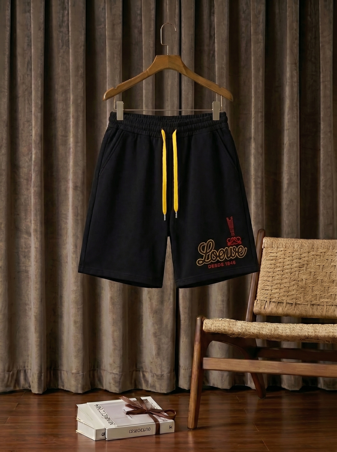 NO:828683,Loewe's 2026 spring and summer new casual shorts!  On sale simultaneously on the official website. Customized brand classic LOGO, customized fabrics, excellent comfort, strong touch. Highly recognizable, perfect appearance and craftsmanship. Sizes M-3XL,,loewe,shorts,19860909罗意威2026春夏新款休闲短裤！官网同步发售.定制品牌经典LOGO,定制面料,舒适度极好,手触感强烈.辨识度极高,完美品相工艺. 尺码M-3XL,,loewe,shorts,,Men's clothing