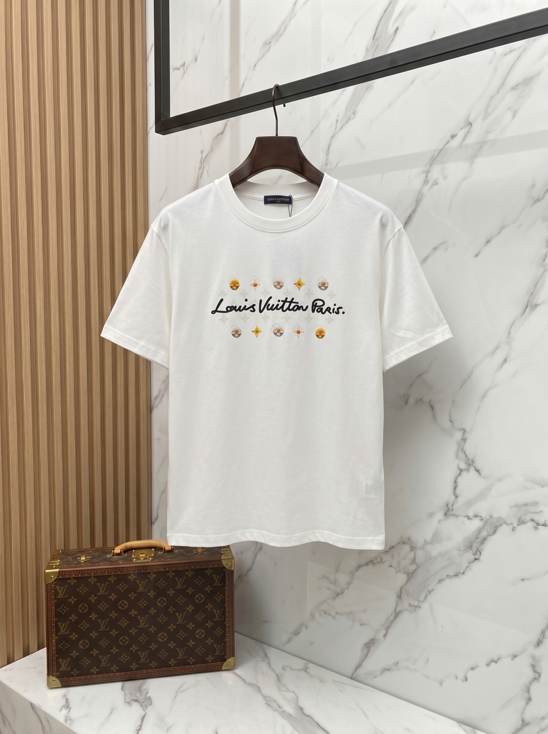 NO:907899,LV2026 new summer short-sleeved T-shirt, with unique thread embroidery technology, the exclusive first release of the personalized art series on the entire network. The versatile details are perfectly processed. The 240g pure cotton fabric is very exquisite. The original fabric is the same high version of the Internet celebrity star. The high-quality feel is very comfortable, fashionable and personalized. Super versatile and good-looking, the same style for men and women. Color black, white, size XS-L, Louis Vuitton, T-shirt, tees, t-shirt,19860909LV2026夏季新款短袖T恤,特色的线绣工艺,个性艺术系列全网独家首发 百搭款细节处理完美240克纯棉面料十分精致 原版面料 网红明星同款高版本 高品质手感非常舒服 时尚又个性 超级百搭好看的一款男女同款 颜色黑、白 码数XS-L,,louis vuitton,T-shirt,tees，t-shirt,,Men's clothing