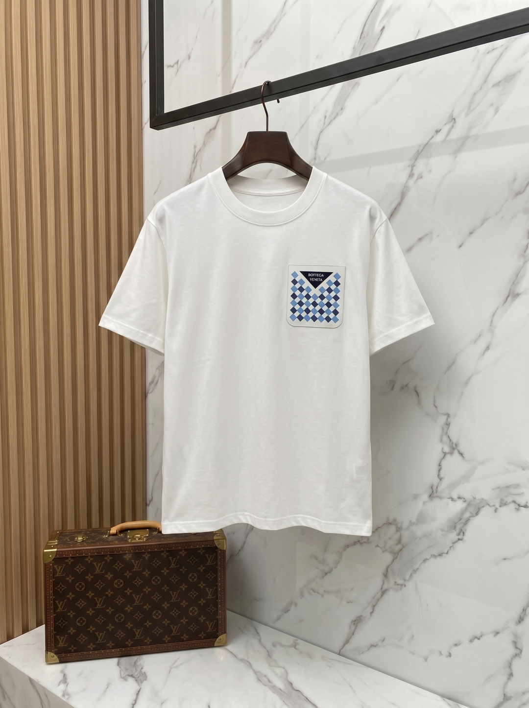 NO:907895,BV2026 new summer short-sleeved T-shirt, unique thread embroidery technology, exclusive launch of personalized art series on the whole network. Versatile style with perfect details. 240g pure cotton fabric is very exquisite. Original fabric. High version of the same style as Internet celebrity. High quality and very comfortable, fashionable and personalized. Super versatile and good-looking, one for men and women. Color black, white, size XS-L,,bottega veneta,T-shirt,tees,t-shirt,19860909BV2026夏季新款短袖T恤,特色的线绣工艺,个性艺术系列全网独家首发 百搭款细节处理完美240克纯棉面料十分精致 原版面料 网红明星同款高版本 高品质手感非常舒服 时尚又个性 超级百搭好看的一款男女同款 颜色黑、白 码数XS-L,,bottega veneta,T-shirt,tees，t-shirt,,Men's clothing