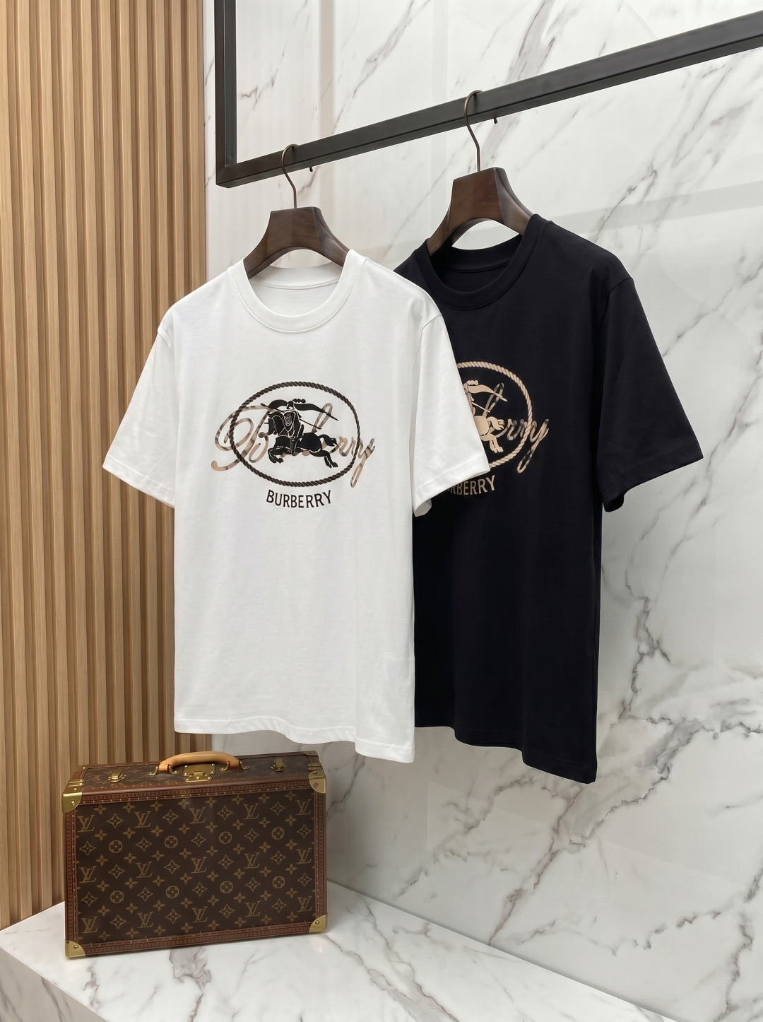 NO:907891,Burberry's 2026 new summer short-sleeved T-shirt, with unique thread embroidery technology, the exclusive debut of the personalized art series on the entire network. The versatile details are perfectly processed. The 240-gram pure cotton fabric is very exquisite. The original fabric is the same high version as the Internet celebrity star. The high-quality feel is very comfortable, fashionable and personalized. Super versatile and good-looking, the same style for men and women. Color black, white, size XS-L,, burberry, T-shirt, tees, t-shirt,19860909巴宝莉2026夏季新款短袖T恤,特色的线绣工艺,个性艺术系列全网独家首发 百搭款细节处理完美240克纯棉面料十分精致 原版面料 网红明星同款高版本 高品质手感非常舒服 时尚又个性 超级百搭好看的一款男女同款 颜色黑、白 码数XS-L,,burberry,T-shirt,tees，t-shirt,,Men's clothing