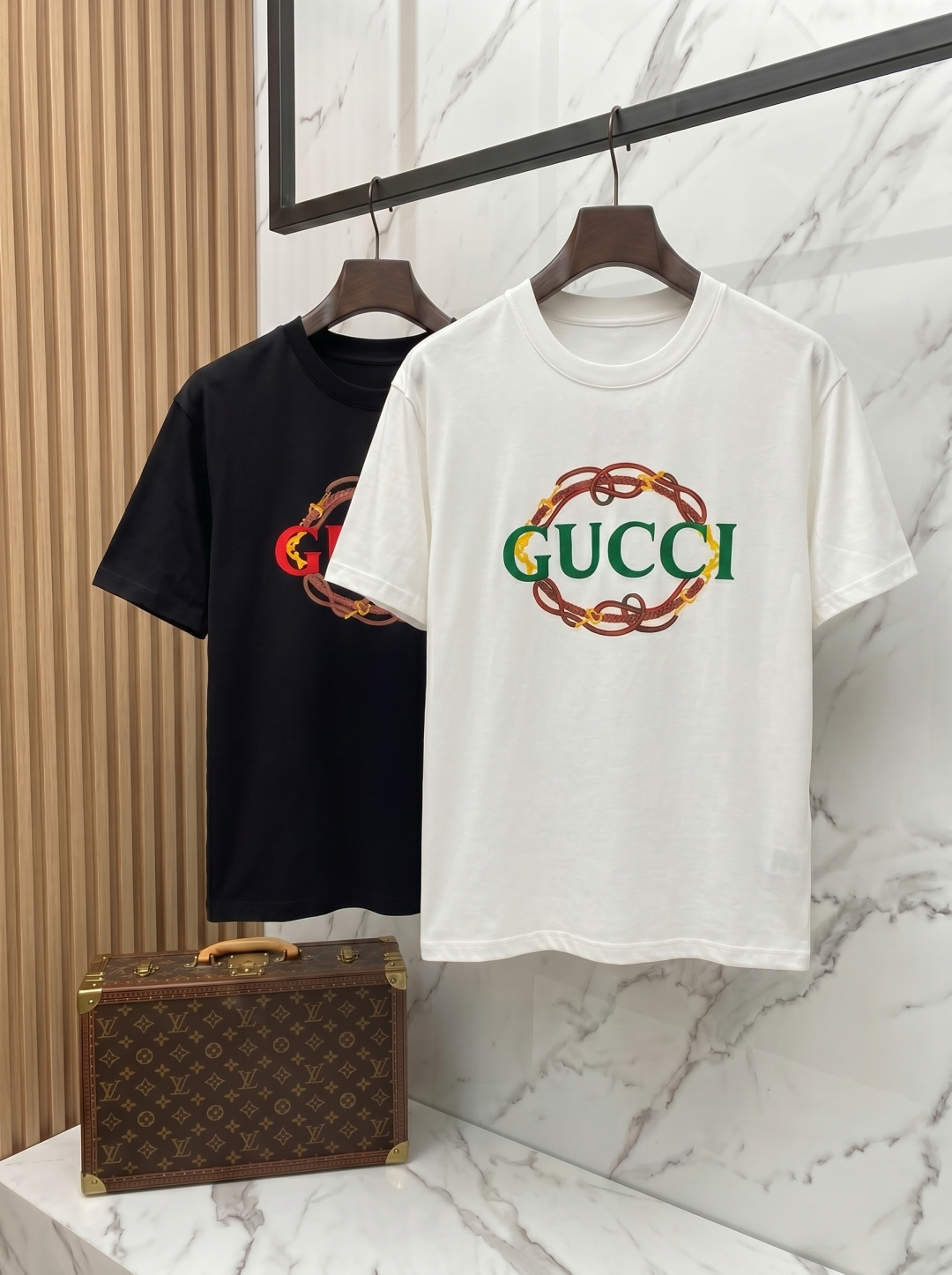 NO:907903,Gucci 2026 new summer short-sleeved T-shirt, with unique thread embroidery technology, the exclusive debut of the personalized art series on the entire network. The versatile details are perfectly processed. The 240-gram pure cotton fabric is very exquisite. The original fabric is the same high version of the Internet celebrity star. The high-quality feel is very comfortable, fashionable and personalized. Super versatile and good-looking, the same style for men and women. Color black, white, size XS-L,, gucci, T-shirt, tees, t-shirt,19860909古驰2026夏季新款短袖T恤,特色的线绣工艺,个性艺术系列全网独家首发 百搭款细节处理完美240克纯棉面料十分精致 原版面料 网红明星同款高版本 高品质手感非常舒服 时尚又个性 超级百搭好看的一款男女同款 颜色黑、白 码数XS-L,,gucci,T-shirt,tees，t-shirt,,Men's clothing