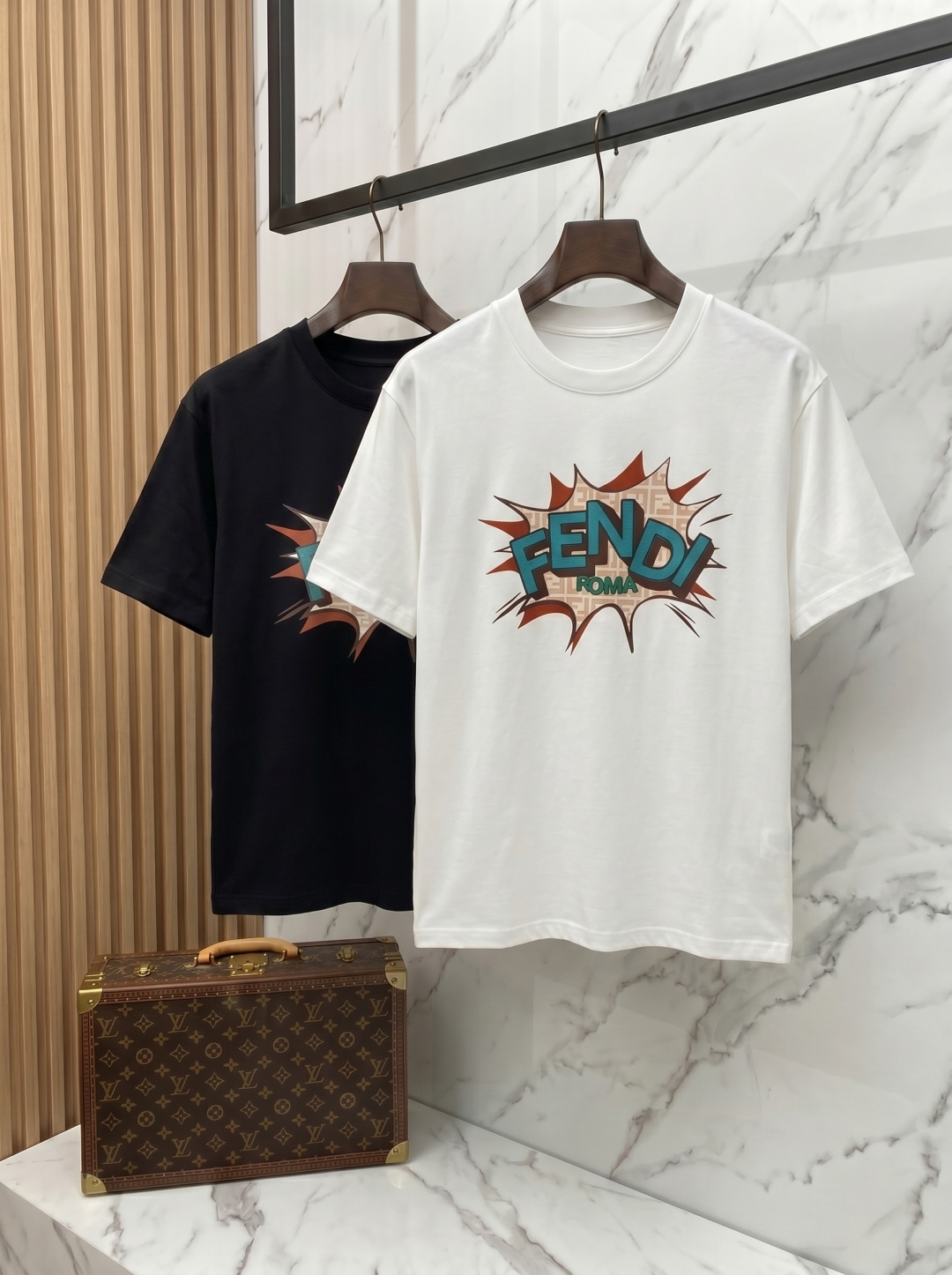 NO:907867,Fendi's 2026 new summer short-sleeved T-shirt, with unique thread embroidery technology, the exclusive debut of the personalized art series on the entire network. The versatile details are perfectly processed. The 240-gram pure cotton fabric is very exquisite. The original fabric is the same high version of the Internet celebrity star. The high-quality feel is very comfortable, fashionable and personalized. It is super versatile and good-looking. It is the same style for men and women. The color is black and white. The size is XS-L,, fendi, T-shirt, tees, t-shirt,19860909芬迪2026夏季新款短袖T恤,特色的线绣工艺,个性艺术系列全网独家首发 百搭款细节处理完美240克纯棉面料十分精致 原版面料 网红明星同款高版本 高品质手感非常舒服 时尚又个性 超级百搭好看的一款男女同款 颜色黑、白 码数XS-L,,fendi,T-shirt,tees，t-shirt,,Men's clothing