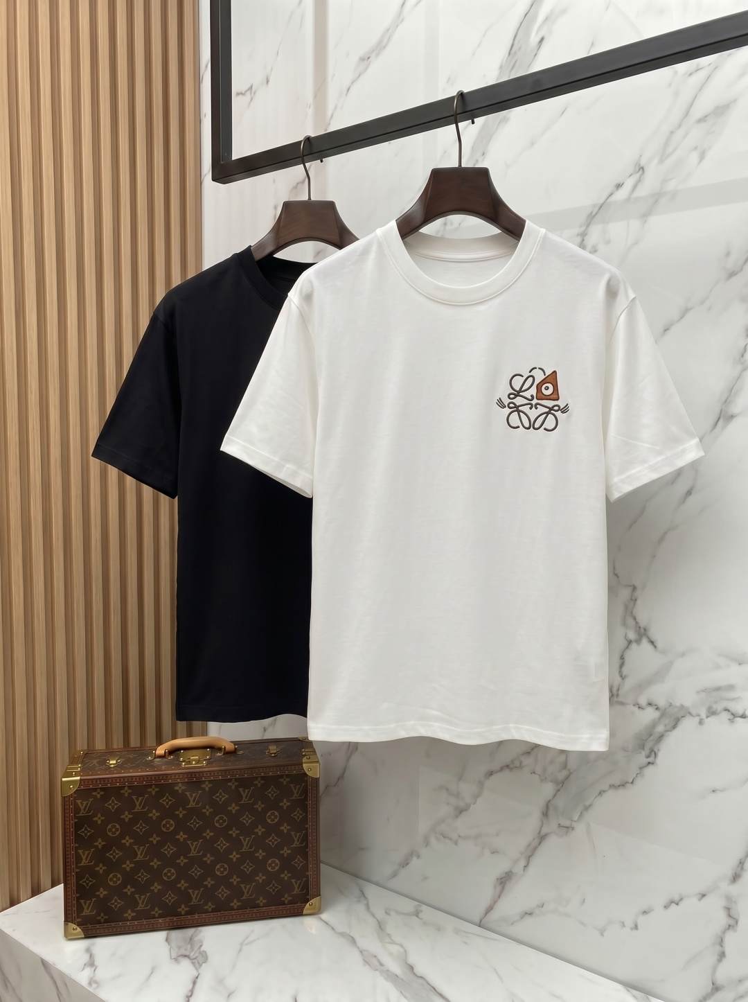 NO:907863,Loewe's 2026 new summer short-sleeved T-shirt, with unique thread embroidery technology, the exclusive debut of the personalized art series on the entire network. The versatile details are perfectly processed. The 240-gram pure cotton fabric is very exquisite. The original fabric is the same high version of the Internet celebrity star. The high-quality feel is very comfortable, fashionable and personalized. Super versatile and good-looking, the same style for men and women. Color black, white, code number XS-L,, loewe, T-shirt, tees, t-shirt,19860909罗意威2026夏季新款短袖T恤,特色的线绣工艺,个性艺术系列全网独家首发 百搭款细节处理完美240克纯棉面料十分精致 原版面料 网红明星同款高版本 高品质手感非常舒服 时尚又个性 超级百搭好看的一款男女同款 颜色黑、白 码数XS-L,,loewe,T-shirt,tees，t-shirt,,Men's clothing