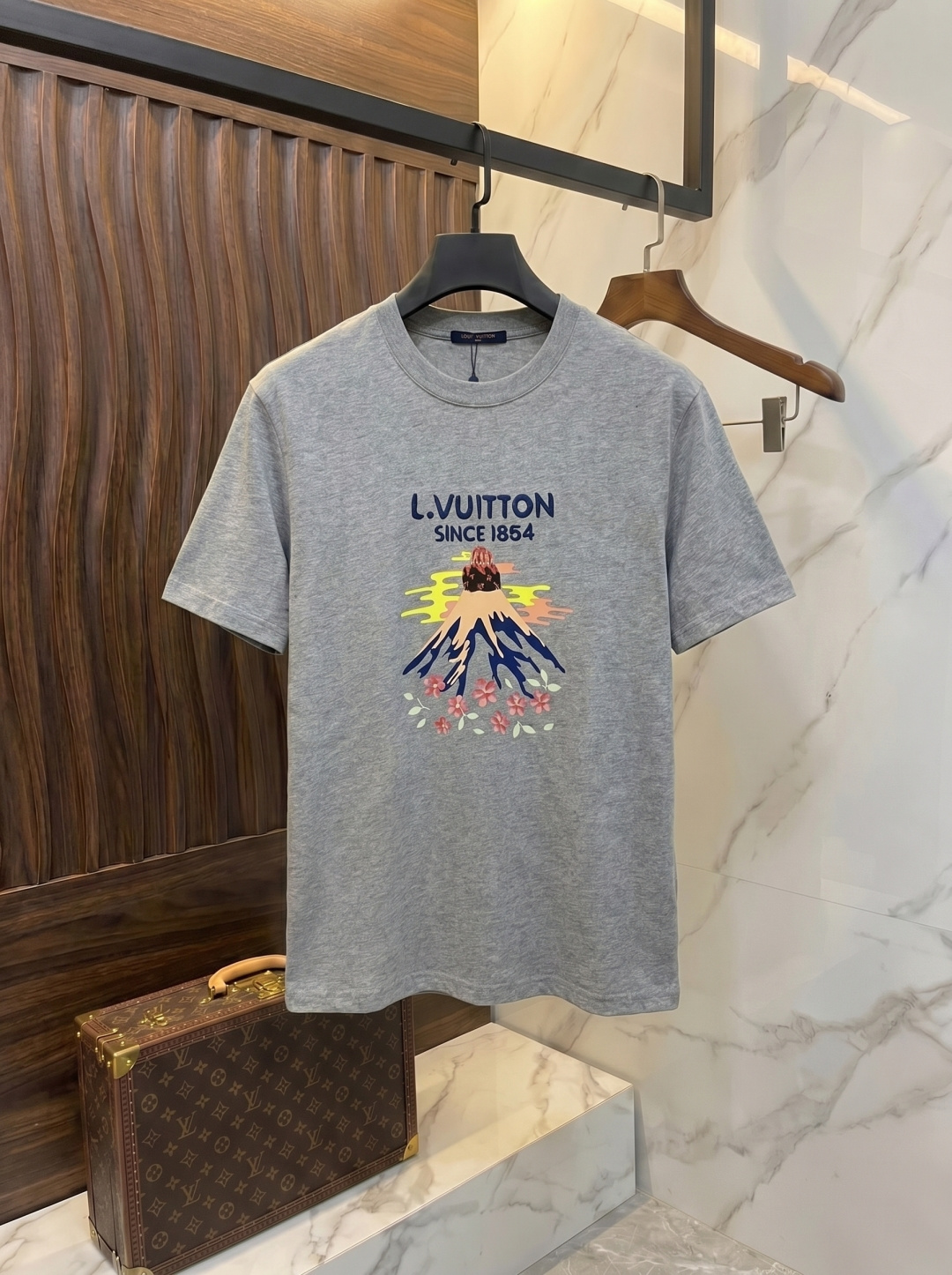 LV 2026SS夏季新款280克高密度短袖T恤，重工刺绣 男女同款 采用进口定制定染面料上身舒适密度强