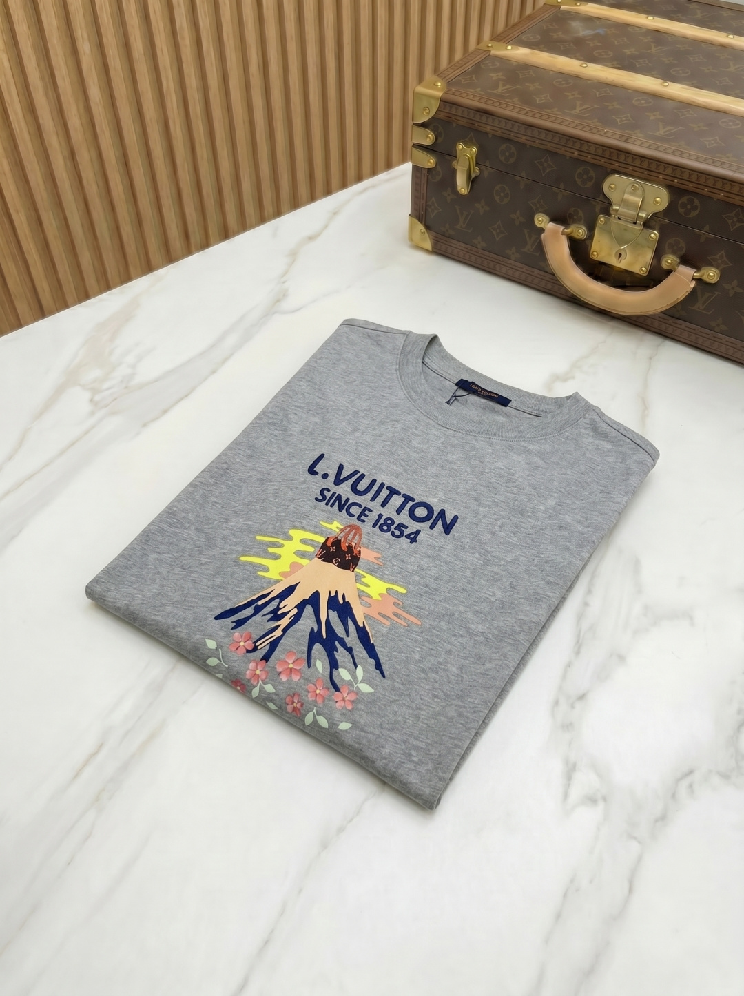 LV 2026SS夏季新款280克高密度短袖T恤，重工刺绣 男女同款 采用进口定制定染面料上身舒适密度强