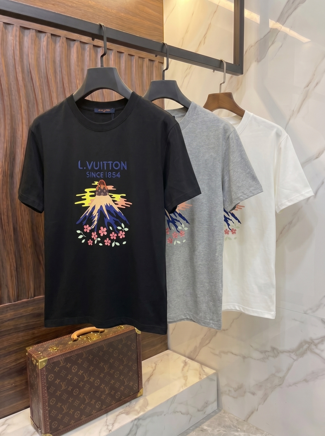 LV 2026SS夏季新款280克高密度短袖T恤，重工刺绣 男女同款 采用进口定制定染面料上身舒适密度强