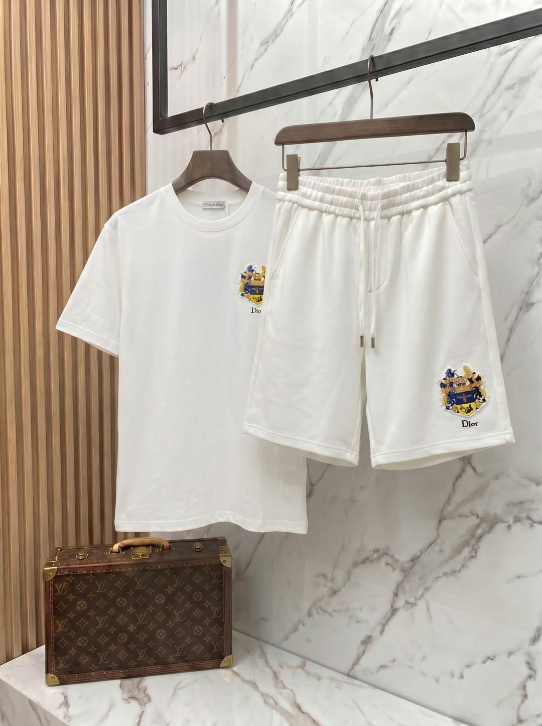 NO:877857,Dior's 2026 new spring and summer casual suit has exquisite and high-end details and a full sense of luxury. Customized high-end liquid ammonia cotton fabric, the upper body is crisp and stylish, comfortable and not tight. The clean and neat tailoring is full of urban style, and you will feel good when you wear it. It is the first choice for high-end fashion people, and the upper body effect is super good-looking!  Code number:m-3xl,,dior,19860909迪奥2026新款春夏季休闲套装,细节精致高级,高级感满满.定制高端液氨棉面料,上身挺括有型,舒适不紧绷.干净利落的剪裁都市风十足,穿上心情就好,高端潮流时尚人士首选,上身效果超级好看！码数:m-3xl,,dior,,Men's clothing