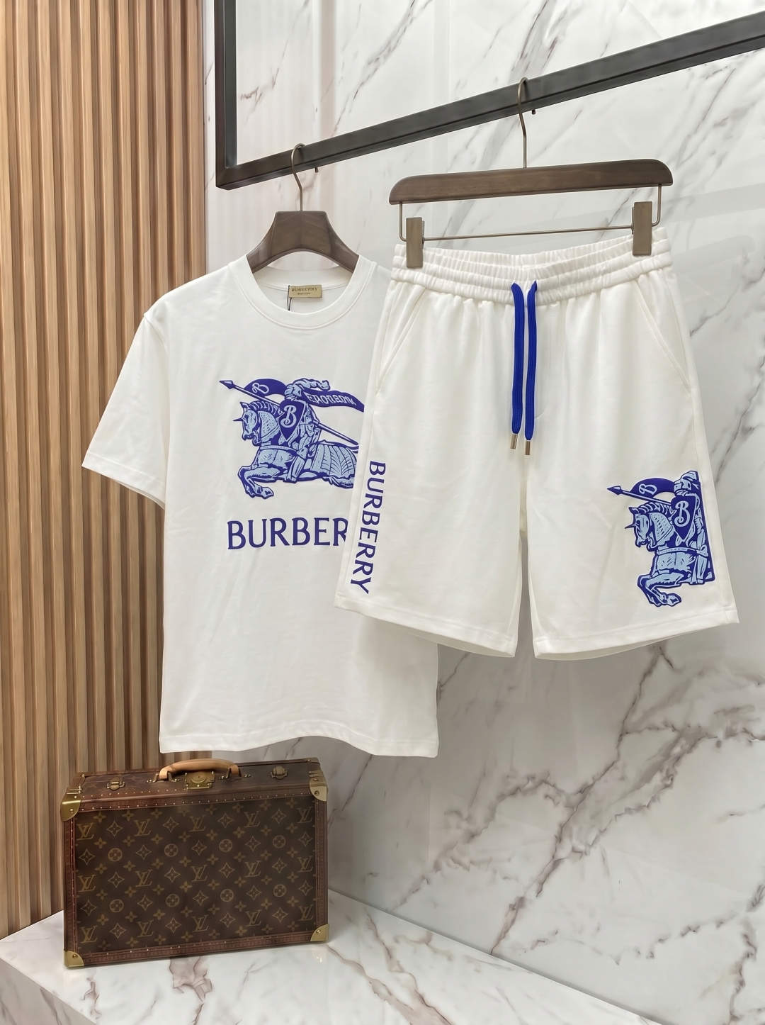 NO:877852,Burberry's 2026 new spring and summer casual suit has exquisite and high-end details and a full sense of luxury. Customized high-end liquid ammonia cotton fabric, the upper body is crisp and stylish, comfortable and not tight. The clean and neat tailoring is full of urban style, and you will feel good when you wear it. It is the first choice for high-end fashion people, and the upper body effect is super good-looking!  Code number: m-3xl,,burberry,19860909巴宝莉2026新款春夏季休闲套装,细节精致高级,高级感满满.定制高端液氨棉面料,上身挺括有型,舒适不紧绷.干净利落的剪裁都市风十足,穿上心情就好,高端潮流时尚人士首选,上身效果超级好看！码数:m-3xl,,burberry,,Men's clothing