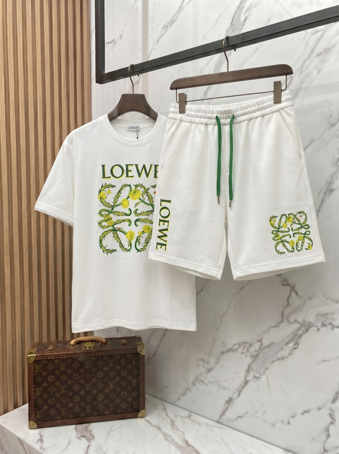 NO:877846,Loewe's 2026 new spring and summer casual suit has exquisite and high-end details and a full sense of luxury. Customized high-end liquid ammonia cotton fabric, the upper body is crisp and stylish, comfortable and not tight. The clean and neat tailoring is full of urban style, and you will feel good when you put it on. It is the first choice for high-end fashion people, and the upper body effect is super good-looking!  Code number:m-3xl,,loewe,19860909罗意威2026新款春夏季休闲套装,细节精致高级,高级感满满.定制高端液氨棉面料,上身挺括有型,舒适不紧绷.干净利落的剪裁都市风十足,穿上心情就好,高端潮流时尚人士首选,上身效果超级好看！码数:m-3xl,,loewe,,Men's clothing