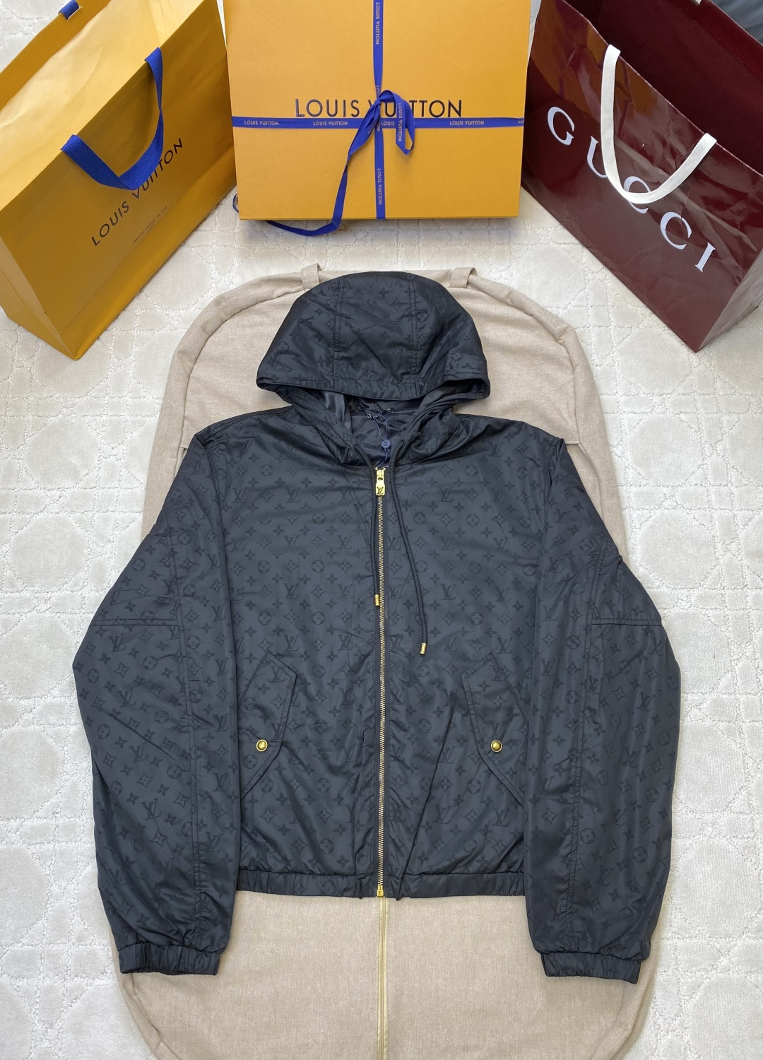 NO:612217,Louis vuiton2025SS autumn dark pattern embossed logo thin cotton jacket. Purchase the original version and develop it. Feel free to compare with any version on the market!  SizeS M L XL,,louis vuitton,jackets & coats,alexander wang19860909Louis vuiton2025SS 秋季暗纹压花logo薄棉外套 原版购入开发,随意对比市面任意版本！ SizeS M L XL,,louis vuitton,jackets & coats,alexander wang,Men's clothing