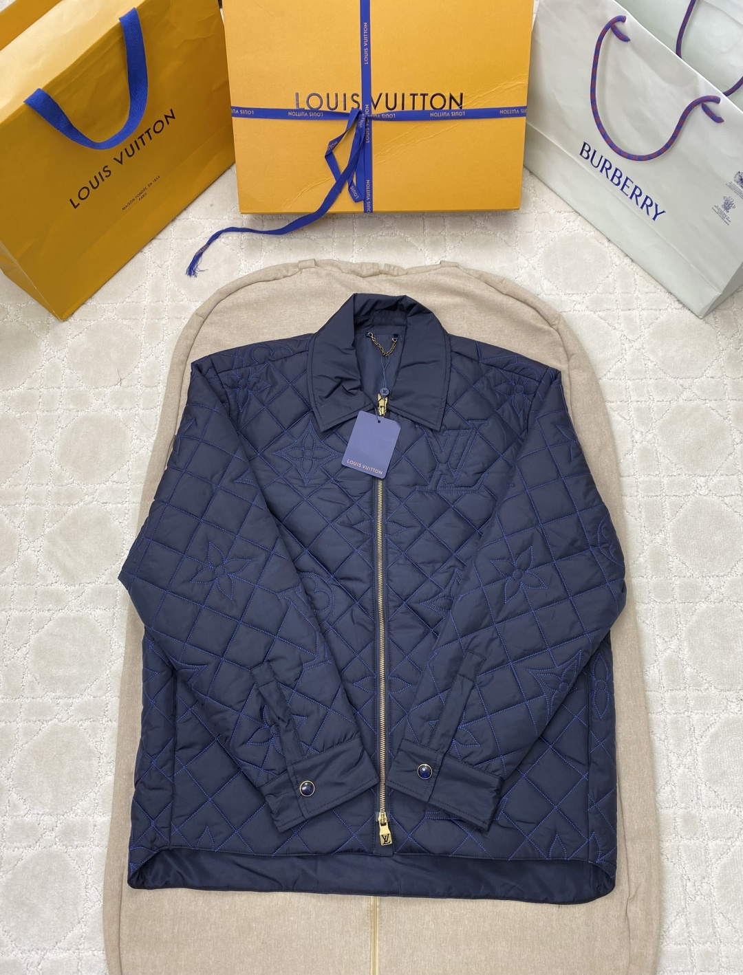 NO:612221,Lv-251024 · Product Introduction 1V quilted lapel cotton jacket Made of nylon Lined with cotton Filled with 84 polyester fiber, 16 nylon This hooded belted jacket has a lightweight padded silhouette with a full-length Monogram quilting pattern, which cleverly highlights the shiny texture of technical fabrics. It can be easily integrated into a casual and modern look, bringing comfort and warmth on cool autumn days.  Nylon fiber has good wear resistance and can maintain its original texture and appearance after repeated friction. Nylon fabric is a light fabric, which is soft and comfortable to wear without feeling heavy. It has excellent elasticity and elastic recovery and is not easy to deform. It has high strength, wear resistance and wrinkle resistance.  The process of making quilted patterns by pattern arrangement is to sew presbyopia patterns on the fabric in regular arrangements to increase the beauty and practicality of the clothes. It not only makes the clothes have a sense of volume, but also increases the undulating texture of the clothes.,, louis vuitton, jackets & coats, hats, alexander wang19860909Lv-251024 · 产品简介 1V绗缝翻领棉服夹克 面料锦纶 内衬棉 填充84聚酯纤维、16锦纶 本款连帽束腰夹克为轻质衬垫廓形铺陈全幅 Monogram 绗缝图案,巧妙烘托科技面料的亮泽肌理.可轻松融入休闲摩登造型,于凉爽秋日带来舒适暖意. 锦纶纤维具有较好的耐磨性,经过多次摩擦后仍能保持原有的质地和外观.锦纶面料属轻型织物,穿着起来比较柔软舒适,不会有厚重感.弹性及弹性恢复性极好,不易变形.有较高的强度、耐磨性和抗皱性. 对版排花制作绗花工艺,将老花图案有规律的排列组合绗缝在织物上,增加衣服美感与实用性的工序.不仅能使衣服具有体积感,还能增加衣服起伏的质感.,,louis vuitton,jackets & coats,hats,alexander wang,Men's clothing