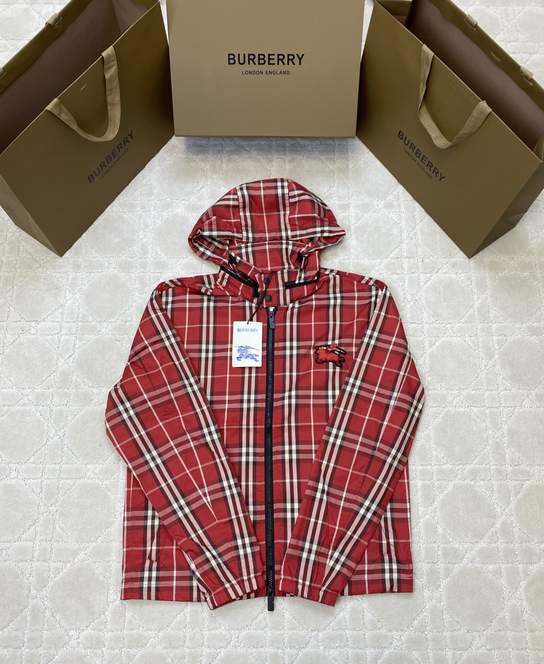 NO:733549,B BR Burberry - 2026 early spring new jacket, official website 1.1 top-notch production, detailed fabrics, hardware, 1.1 mold customization; light-colored hooded, regardless of body and skin color, can be worn casually, S-2XL, too large, please state your height and weight when placing an order!  ,,burberry,jackets & coats,hats,19860909B BR巴宝莉-2026早春新款外套,官网1.1顶级打造,细节面料,五金,1.1开模定做；浅色连帽不挑身材肤色、随意可穿,S-2XL,偏大,下单报身高体重！,,burberry,jackets & coats,hats,,Men's clothing
