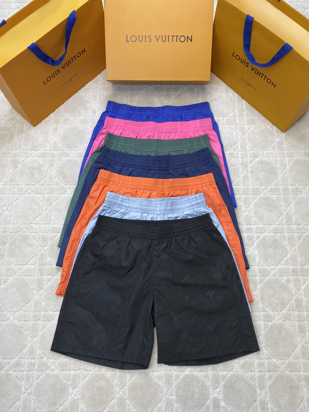 1V/路易 25SS满印超声波压花暗纹沙滩短裤整体Logo采用超声波压花 60高密平纹锦纶面料，满天星聚