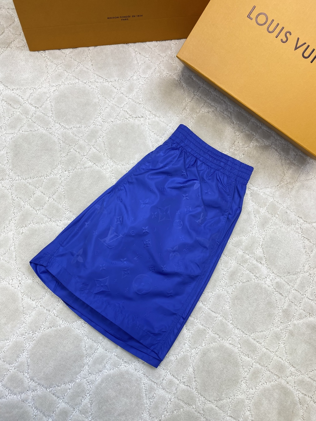 1V/路易 25SS满印超声波压花暗纹沙滩短裤整体Logo采用超声波压花 60高密平纹锦纶面料，满天星聚