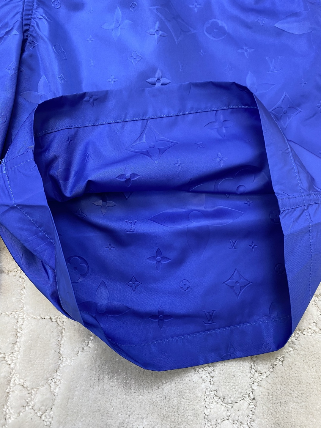 1V/路易 25SS满印超声波压花暗纹沙滩短裤整体Logo采用超声波压花 60高密平纹锦纶面料，满天星聚