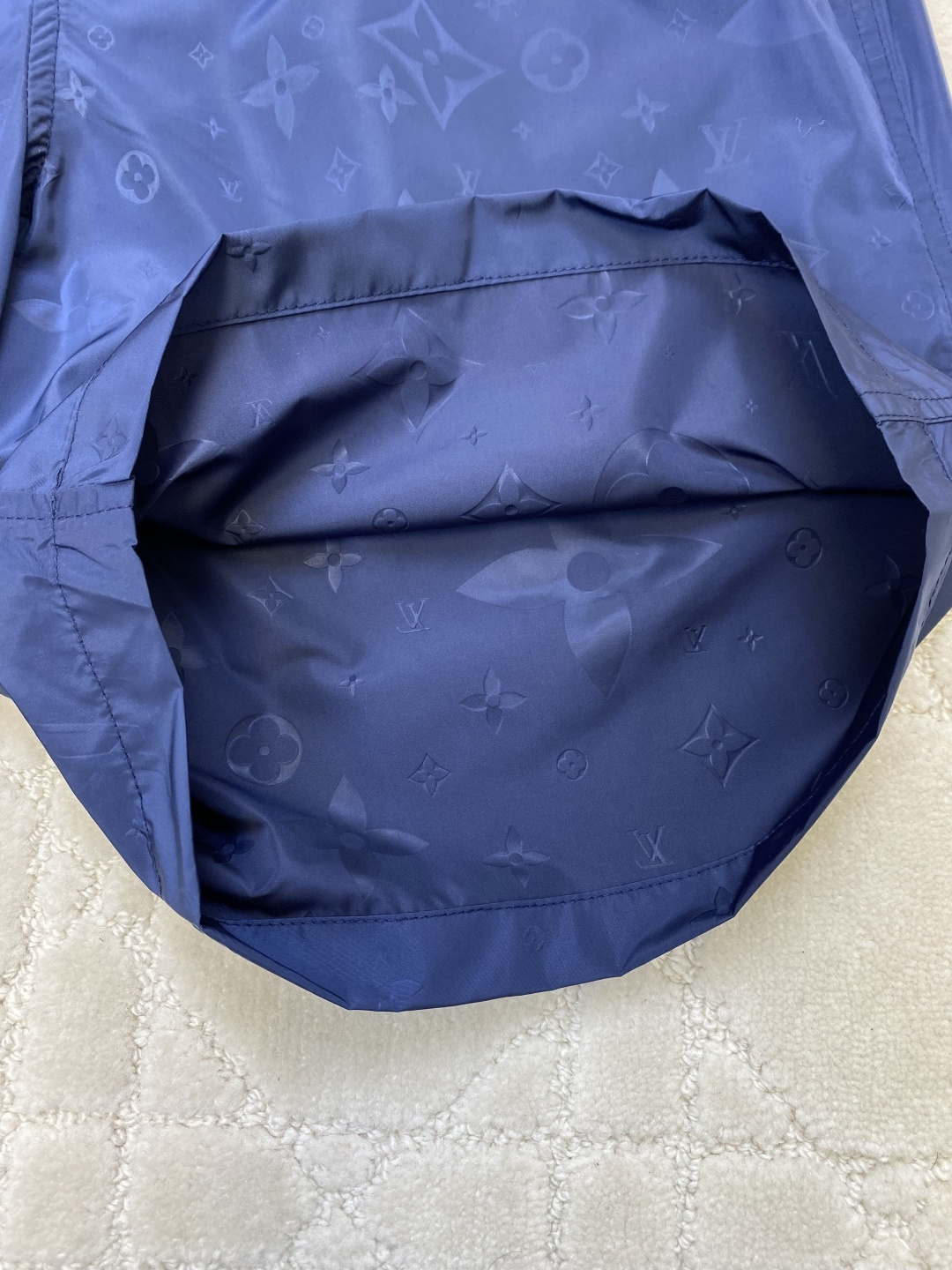 1V/路易 25SS满印超声波压花暗纹沙滩短裤整体Logo采用超声波压花 60高密平纹锦纶面料，满天星聚