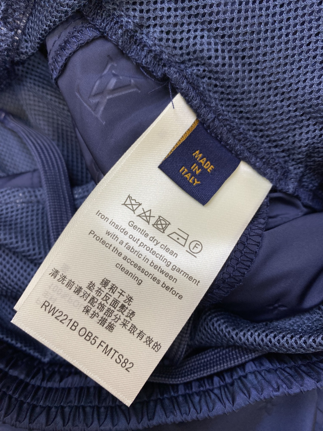 1V/路易 25SS满印超声波压花暗纹沙滩短裤整体Logo采用超声波压花 60高密平纹锦纶面料，满天星聚