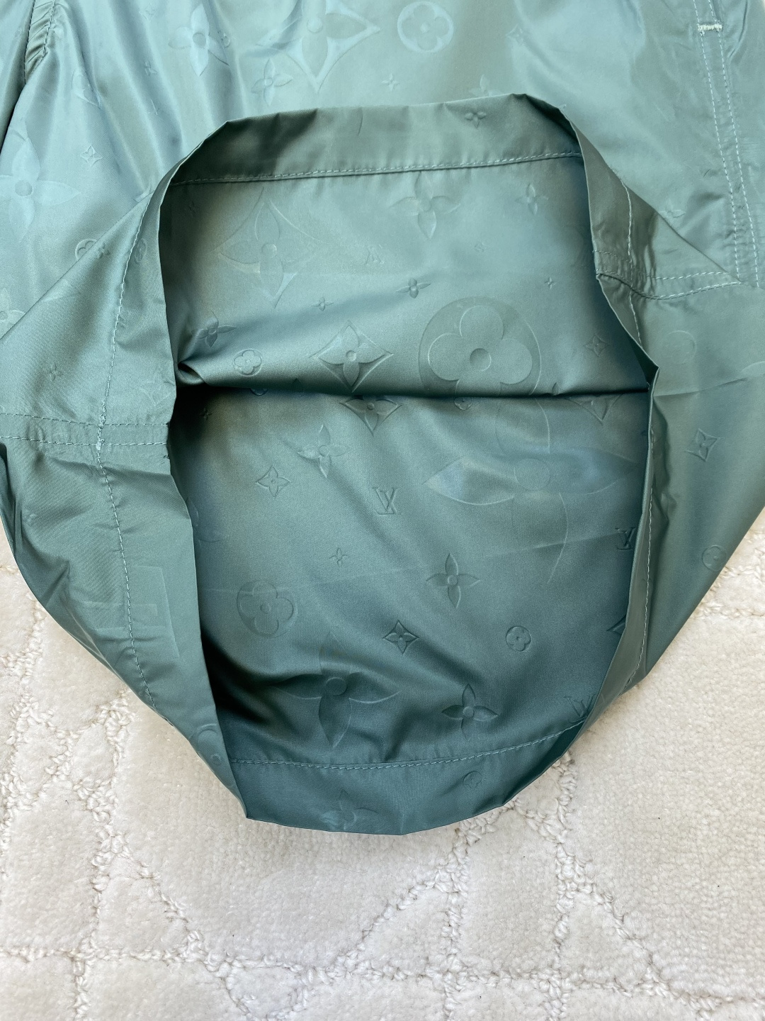 1V/路易 25SS满印超声波压花暗纹沙滩短裤整体Logo采用超声波压花 60高密平纹锦纶面料，满天星聚