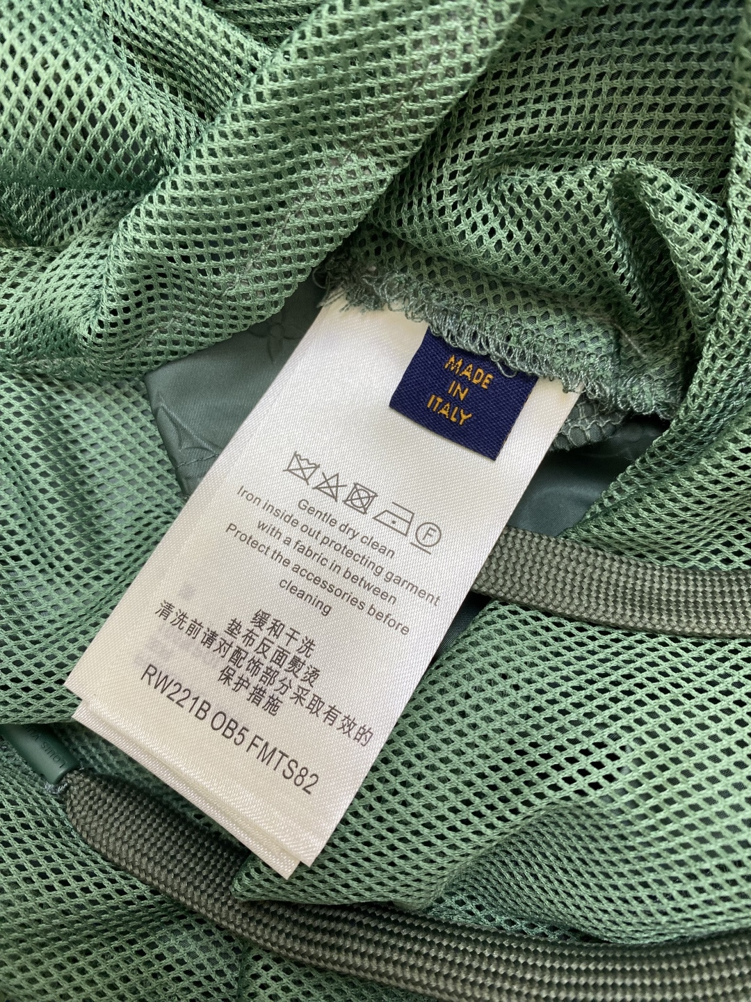 1V/路易 25SS满印超声波压花暗纹沙滩短裤整体Logo采用超声波压花 60高密平纹锦纶面料，满天星聚