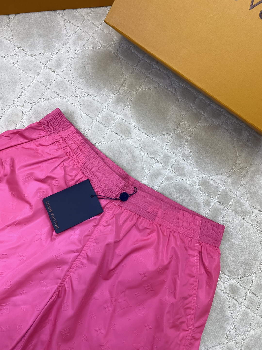 1V/路易 25SS满印超声波压花暗纹沙滩短裤整体Logo采用超声波压花 60高密平纹锦纶面料，满天星聚