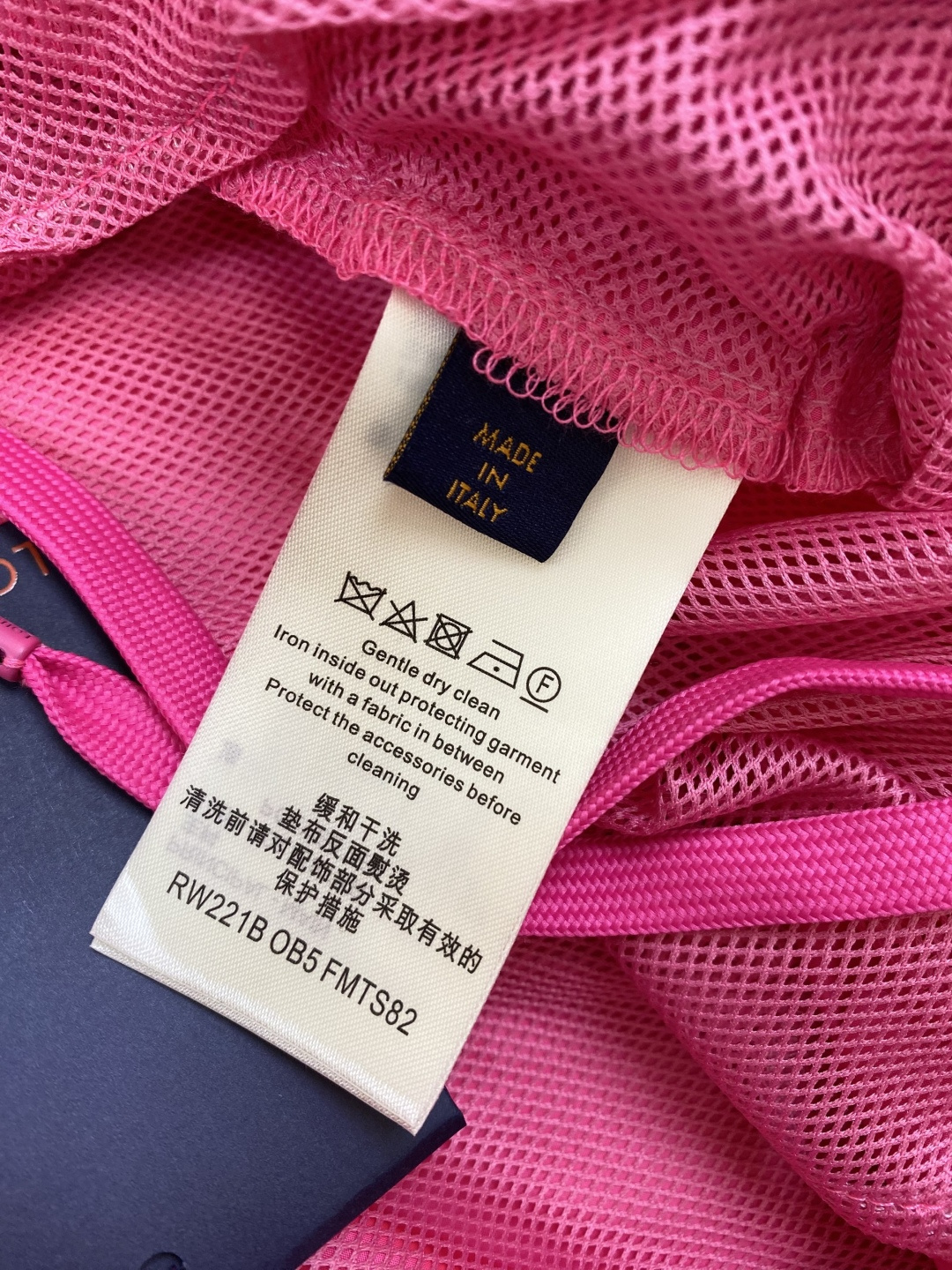 1V/路易 25SS满印超声波压花暗纹沙滩短裤整体Logo采用超声波压花 60高密平纹锦纶面料，满天星聚