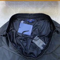 1V/路易 25SS满印超声波压花暗纹沙滩短裤整体Logo采用超声波压花 60高密平纹锦纶面料,满天星聚 1V/路易 25SS满印超声波压花暗纹沙滩短裤整体Logo采用超声波压花 60高密平纹锦纶面料,满天星聚