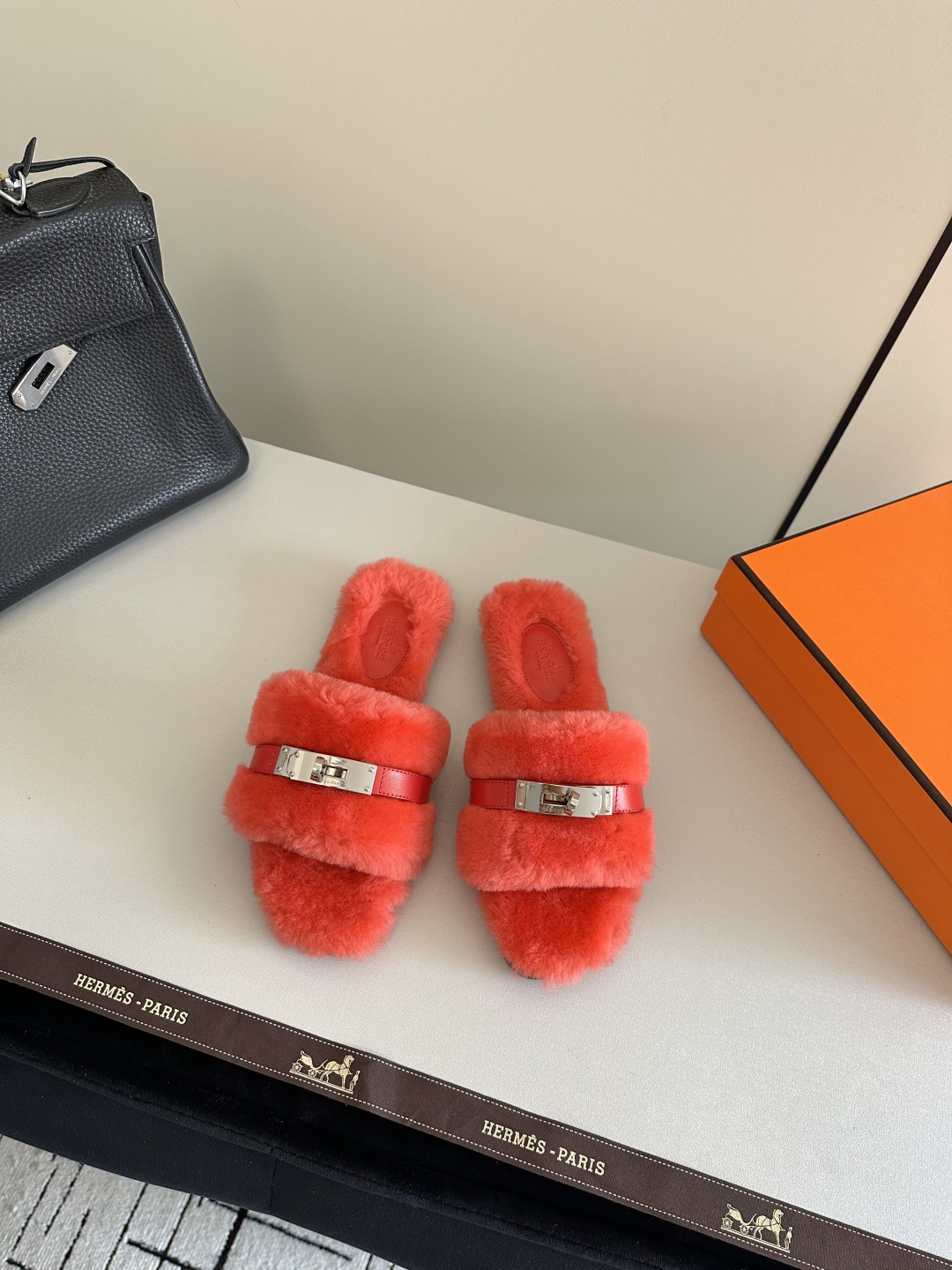 NO:534878,Aimah Hjia 2025ss autumn and winter new fur slippers fur shoes This season, too many beautiful shoes. This fur slippers are really unpleasant. It’s so cool and versatile. It’s cute, with cloud-like feel, barefoot or paired with socks. It’s all fashionable. Imported wool fabric, soft and comfortable, inner wool, leather soles, size 35-39 (40.41.42.43 can be customized without return), fur shoes and slippers, hermes, slippers, Leather soles, socks19860909爱马h家2025ss秋冬新款毛毛拖鞋毛毛鞋 这季节美鞋太多这款毛毛拖真的是让人无法自拔真太酷太百搭了～ 敲可爱的,踩云脚感,光脚或者搭配个袜子穿,都时髦的不行哦 面料进口羊毛 柔软舒适 内里羊毛 鞋底真皮大底 码数35-39（40.41.42.43可以定做不退换）,毛毛鞋拖鞋,hermes,slippers,Leather soles,socks,Women's Shoes