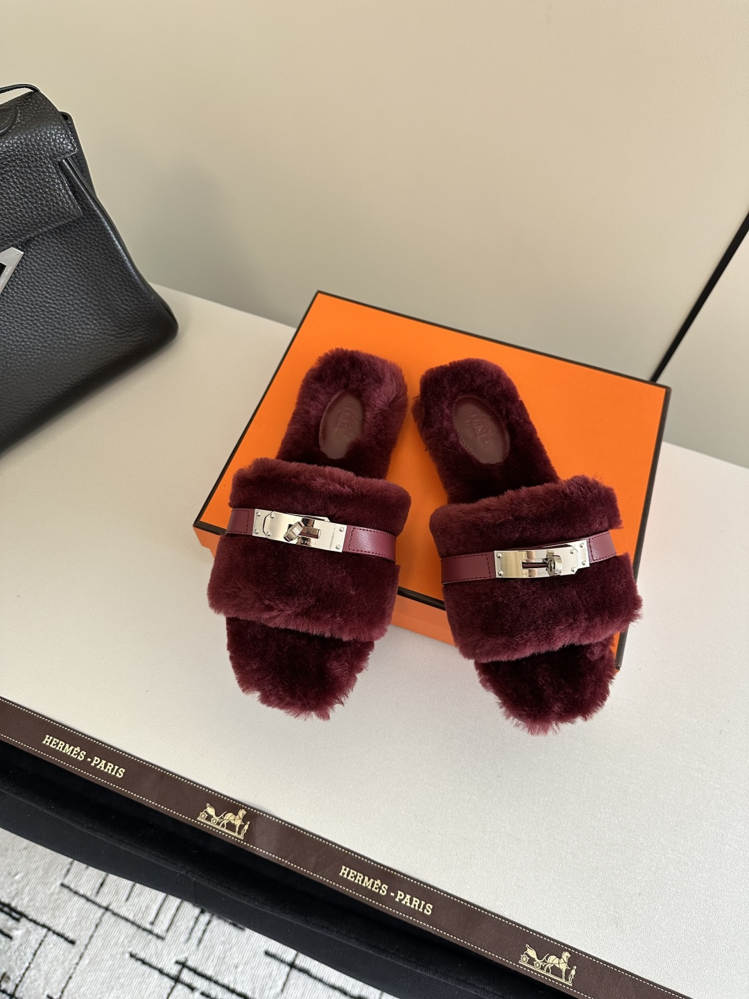 NO:534890,Aimah Hjia 2025ss autumn and winter new fur slippers fur shoes This season, too many beautiful shoes. This fur slippers are really unpleasant. It’s so cool and versatile. It’s cute, with cloud-like feel, barefoot or paired with socks. It’s all fashionable. Imported wool fabric, soft and comfortable, inner wool, leather soles, size 35-39 (40.41.42.43 can be customized without return or exchange), fur shoes, hermes, slippers, Leather soles, socks19860909爱马h家2025ss秋冬新款毛毛拖鞋毛毛鞋 这季节美鞋太多这款毛毛拖真的是让人无法自拔真太酷太百搭了～ 敲可爱的,踩云脚感,光脚或者搭配个袜子穿,都时髦的不行哦 面料进口羊毛 柔软舒适 内里羊毛 鞋底真皮大底 码数35-39（40.41.42.43可以定做不退换）,毛毛鞋拖鞋,hermes,slippers,Leather soles,socks,Women's Shoes