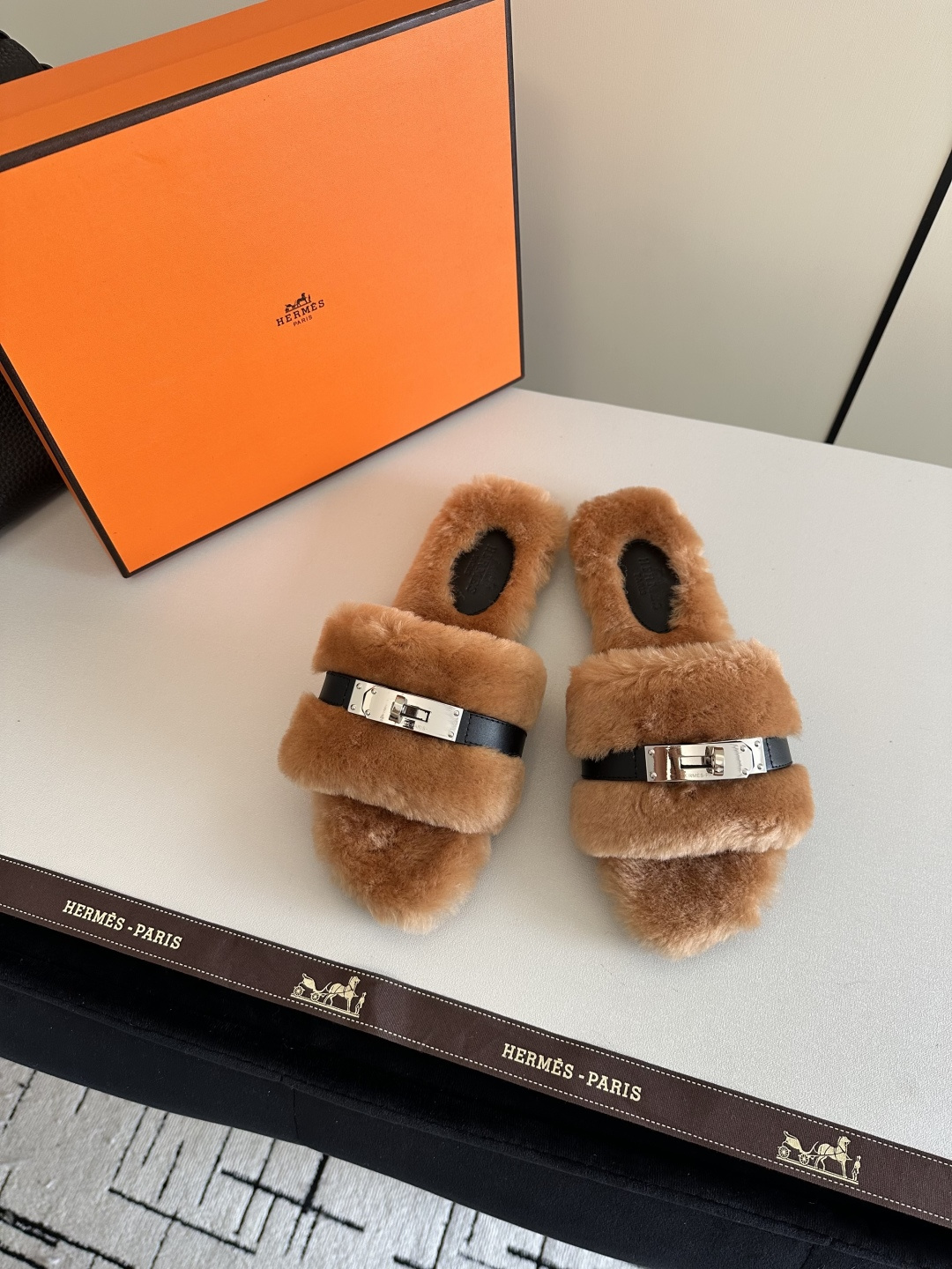 NO:534901,Aimah Hjia 2025ss autumn and winter new fur slippers fur shoes This season, too many beautiful shoes. This fur slippers are really unpleasant. It’s so cool and versatile. It’s cute, with cloud-like feel, barefoot or paired with socks. It’s all fashionable. Imported wool fabric, soft and comfortable, inner wool, leather soles, size 35-39 (40.41.42.43 can be customized without return or exchange), fur shoes, hermes, slippers, Leather soles, socks19860909爱马h家2025ss秋冬新款毛毛拖鞋毛毛鞋 这季节美鞋太多这款毛毛拖真的是让人无法自拔真太酷太百搭了～ 敲可爱的,踩云脚感,光脚或者搭配个袜子穿,都时髦的不行哦 面料进口羊毛 柔软舒适 内里羊毛 鞋底真皮大底 码数35-39（40.41.42.43可以定做不退换）,毛毛鞋拖鞋,hermes,slippers,Leather soles,socks,Women's Shoes