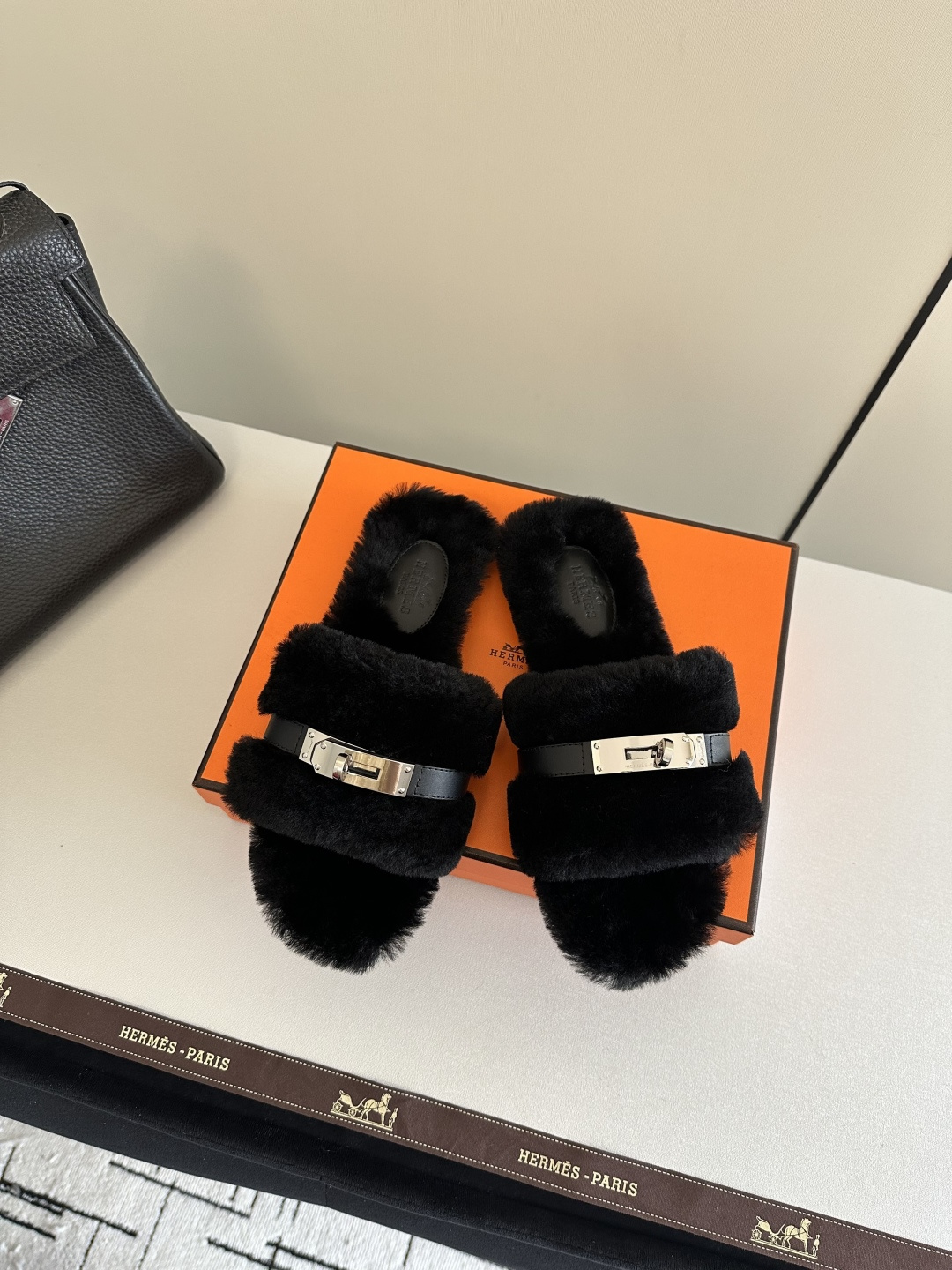 NO:534912,Aimah Hjia 2025ss autumn and winter new fur slippers fur shoes This season, too many beautiful shoes. This fur slippers are really unpleasant. It’s so cool and versatile. It’s cute, with a cloud-like feel, barefoot or a pair with socks. It’s all fashionable. Imported wool fabric, soft and comfortable, inner wool, leather soles, size 35-39 (40.41.42.43 can be customized without return and exchange, fur shoes, slippers, hermes, slippers, Leather soles, socks19860909爱马h家2025ss秋冬新款毛毛拖鞋毛毛鞋 这季节美鞋太多这款毛毛拖真的是让人无法自拔真太酷太百搭了～ 敲可爱的,踩云脚感,光脚或者搭配个袜子穿,都时髦的不行哦 面料进口羊毛 柔软舒适 内里羊毛 鞋底真皮大底 码数35-39（40.41.42.43可以定做不退换,毛毛鞋拖鞋,hermes,slippers,Leather soles,socks,Women's Shoes