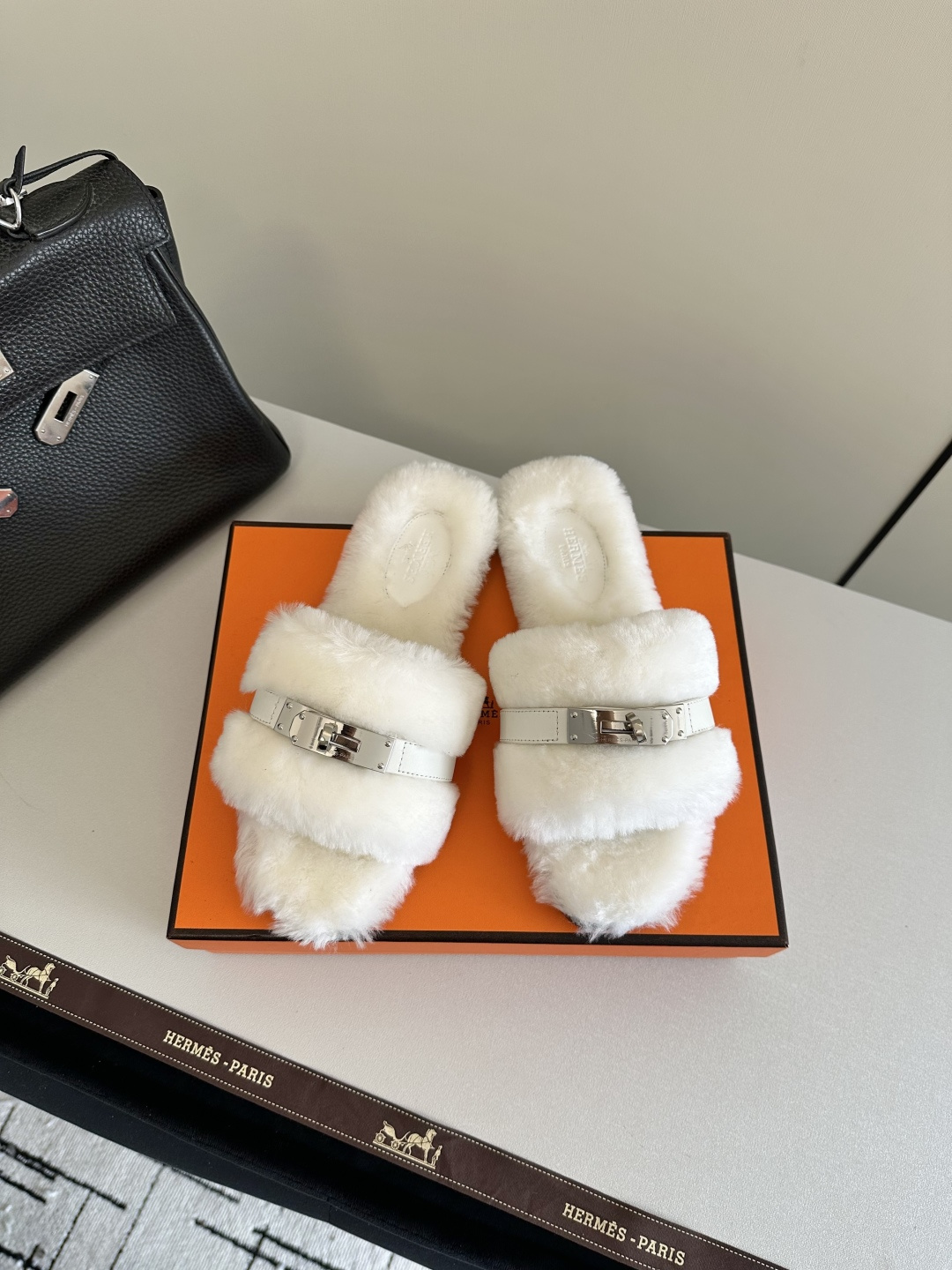 NO:534874,Aimah Hjia 2025ss autumn and winter new fur slippers fur shoes This season, too many beautiful shoes. This fur slippers are really unpleasant. It’s so cool and versatile. It’s cute, with cloud-like feel, barefoot or paired with socks. It’s all fashionable. Imported wool fabric, soft and comfortable, inner wool, leather soles, size 35-39 (40.41.42.43 can be customized without return or exchange), fur shoes, hermes, slippers, Leather soles, socks19860909爱马h家2025ss秋冬新款毛毛拖鞋毛毛鞋 这季节美鞋太多这款毛毛拖真的是让人无法自拔真太酷太百搭了～ 敲可爱的,踩云脚感,光脚或者搭配个袜子穿,都时髦的不行哦 面料进口羊毛 柔软舒适 内里羊毛 鞋底真皮大底 码数35-39（40.41.42.43可以定做不退换）,毛毛鞋拖鞋,hermes,slippers,Leather soles,socks,Women's Shoes