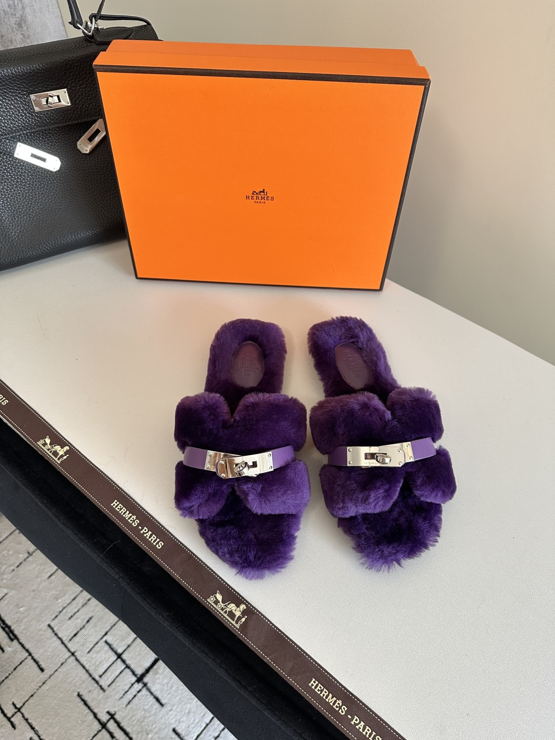 NO:534886,Aimah Hjia 2025ss autumn and winter new fur slippers fur shoes This season, too many beautiful shoes. This fur slippers are really unpleasant. It’s so cool and versatile. It’s cute, with cloud-like feel, barefoot or paired with socks. It’s all fashionable. Imported wool fabric, soft and comfortable, inner wool, leather soles, size 35-39 (40.41.42.43 can be customized without return or exchange), fur shoes, hermes, slippers, Leather soles, socks19860909爱马h家2025ss秋冬新款毛毛拖鞋毛毛鞋 这季节美鞋太多这款毛毛拖真的是让人无法自拔真太酷太百搭了～ 敲可爱的,踩云脚感,光脚或者搭配个袜子穿,都时髦的不行哦 面料进口羊毛 柔软舒适 内里羊毛 鞋底真皮大底 码数35-39（40.41.42.43可以定做不退换）,毛毛鞋拖鞋,hermes,slippers,Leather soles,socks,Women's Shoes